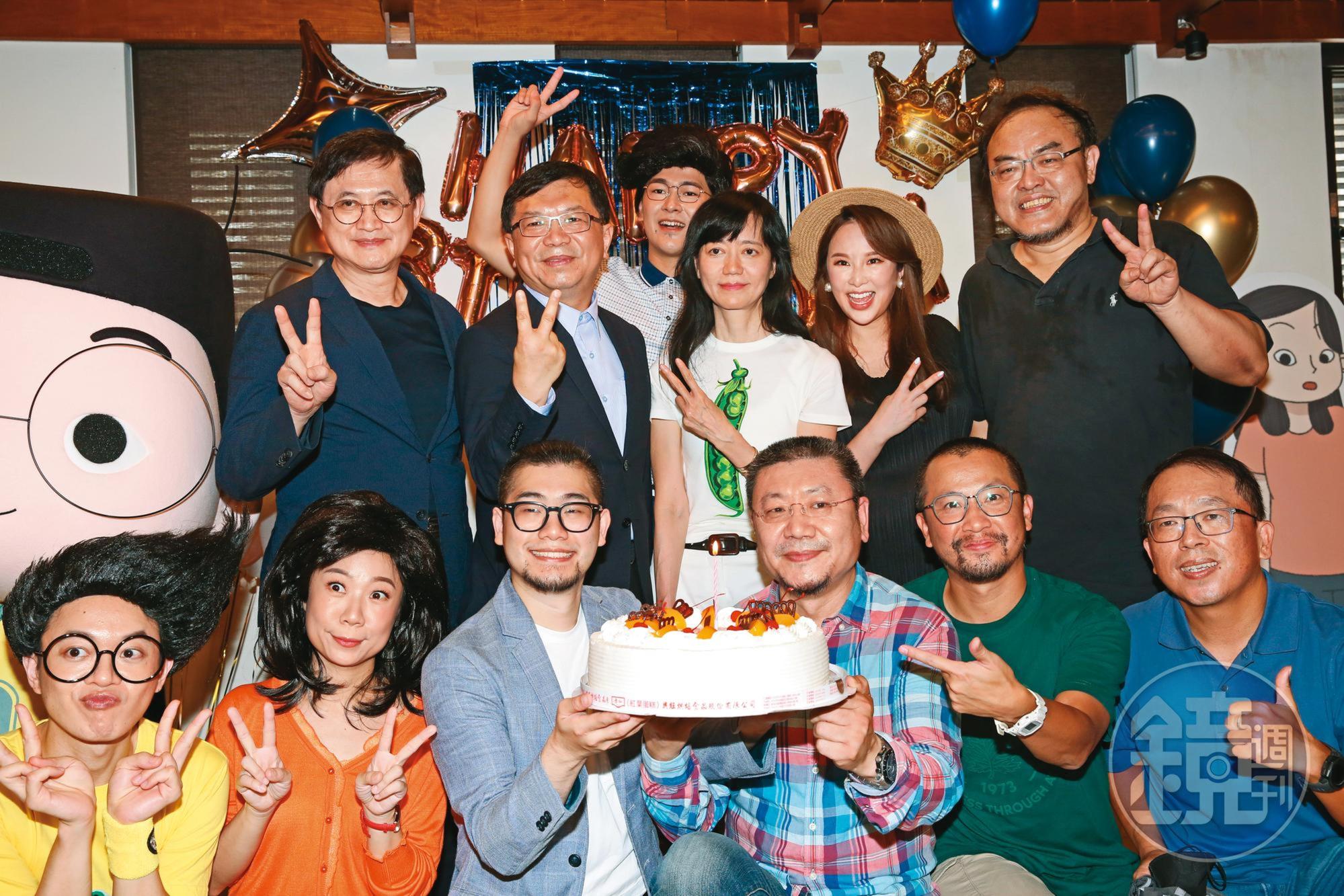 	「阿甯咕劇團」9月成立，蘇麗媚（後排中）以團長身開趴慶祝。（夢田文創提供）