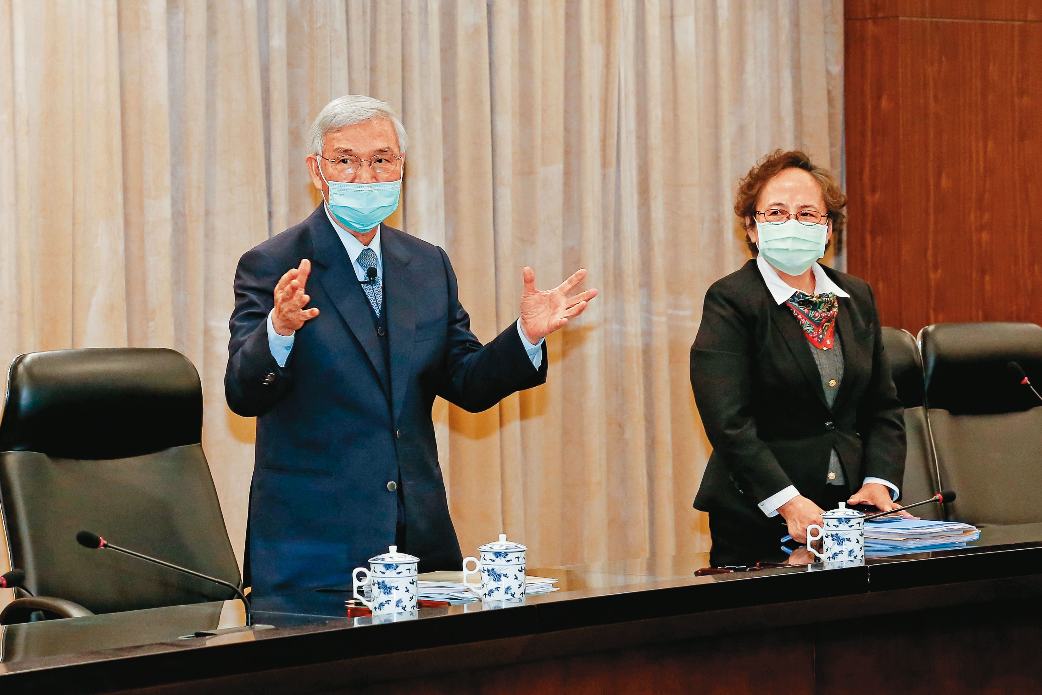 央行上週升息半碼，當台美利差越拉越大，資金將流向美元，帶動新台幣貶值。左為央行總裁楊金龍。