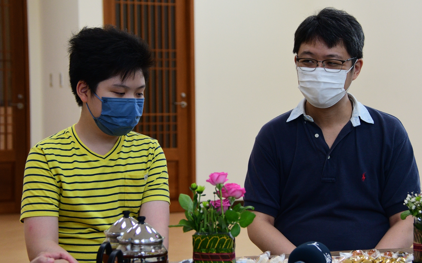 香港李姓男子（右）帶著兒子現身說法，希望透過活動向社會大眾宣導正確觀念。（慈濟基金會提供）