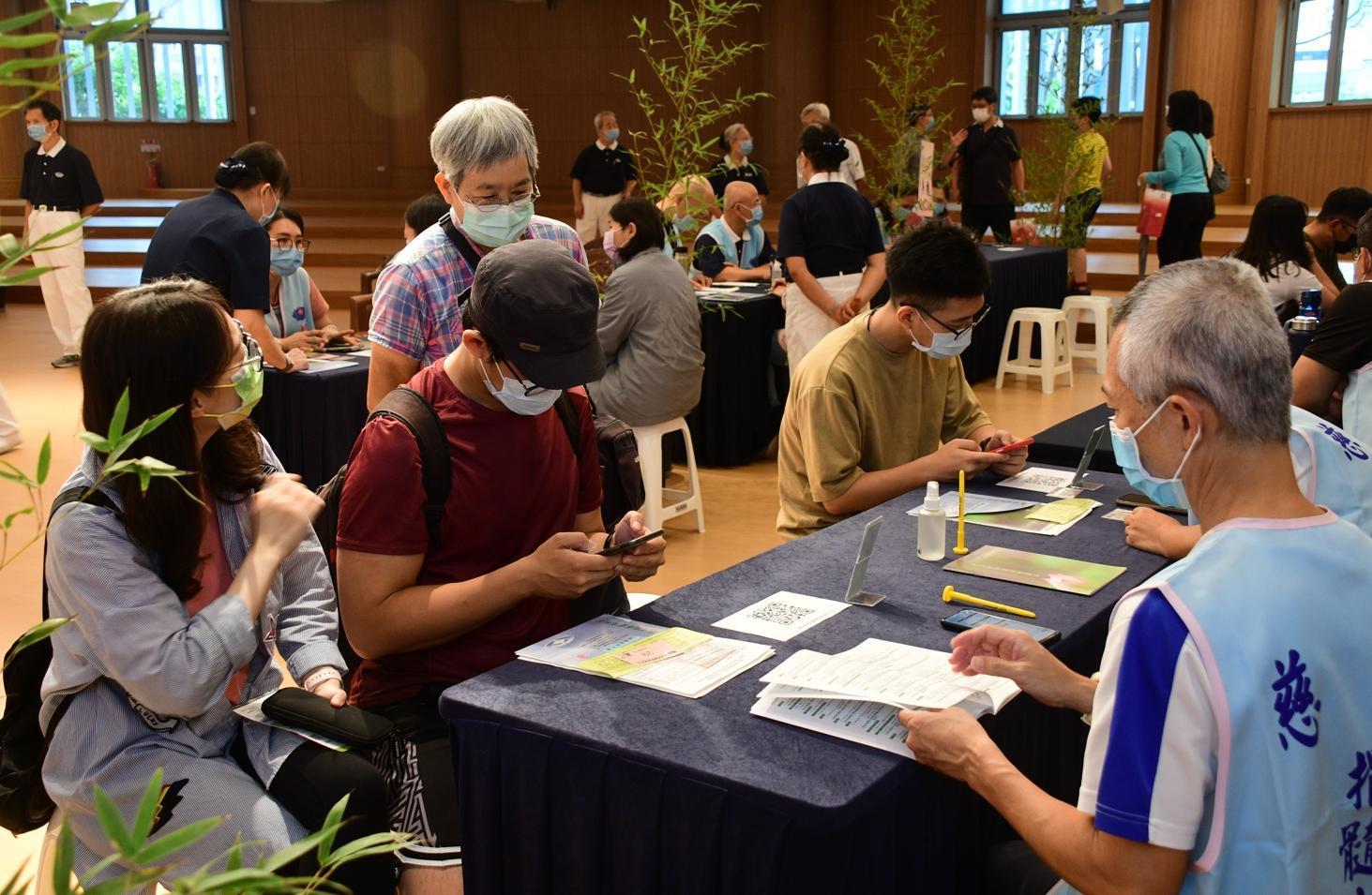 許多年齡符合的民眾都到場熱烈參與驗血建檔活動。（慈濟基金會提供）