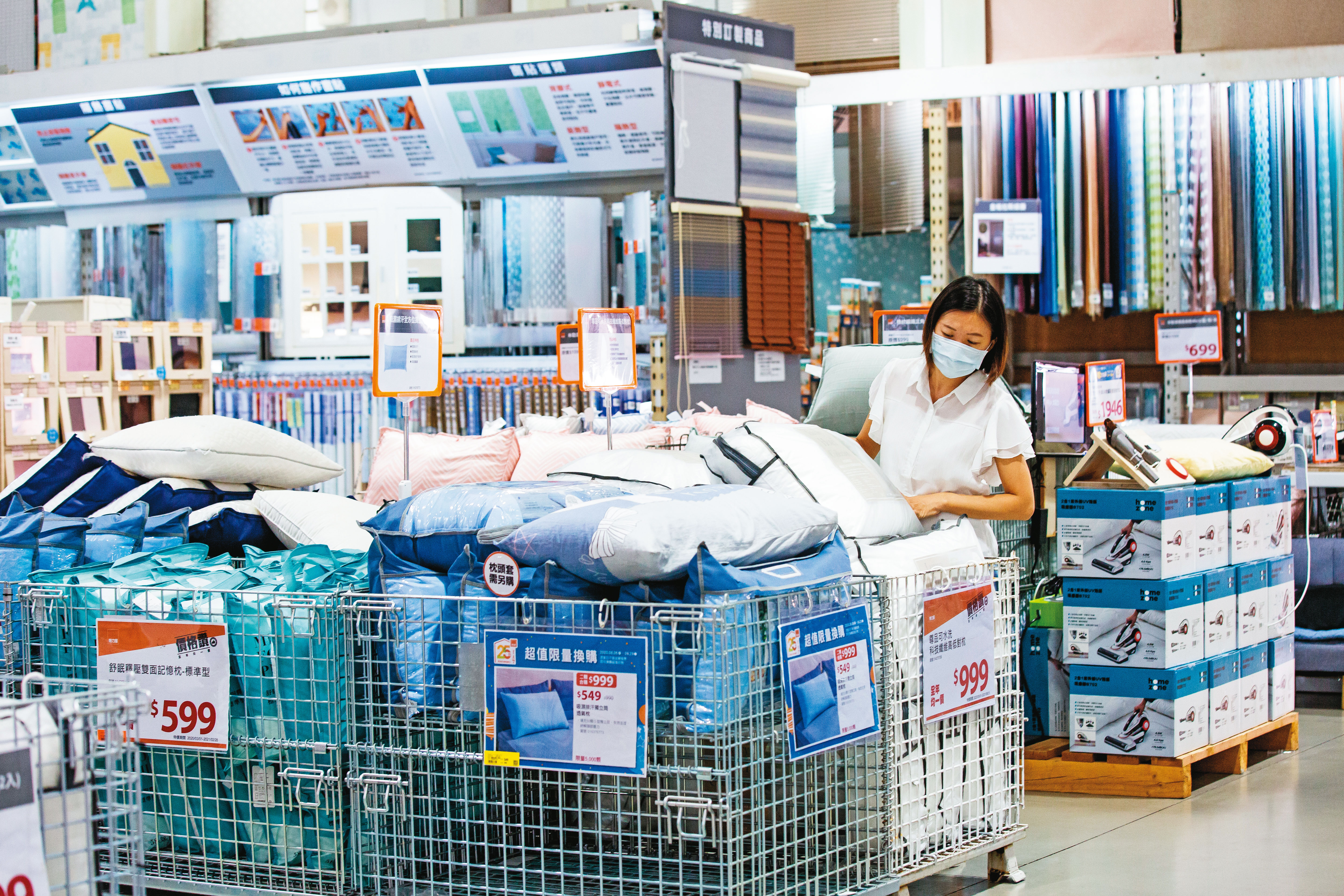 台灣本就受高物價衝擊，現在為了顧全大局，升息幅度偏低，導致新台幣貶值，進口物價進一步攀高。偏偏今年是大選年，各級政府塞奶嘴、輸血打補針，必須花成本，定然燒鈔票。