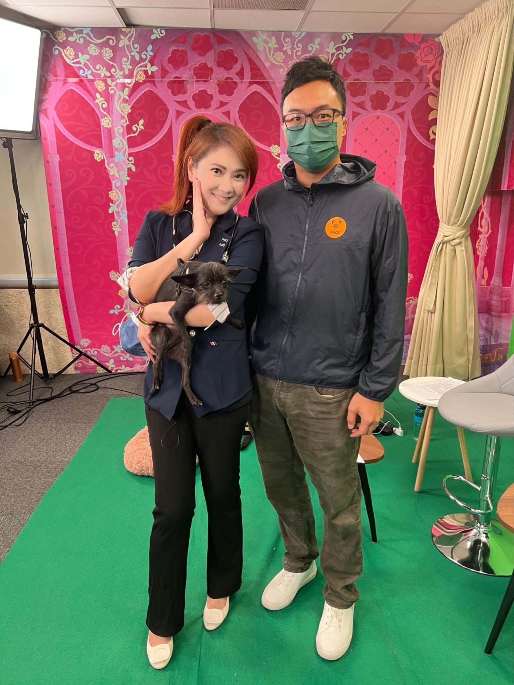 《健康超給莉》左主持人薛楷莉與流浪犬訓練師合作,節目都會有一隻流浪狗,陪伴薛楷莉一起主持(中天新聞提供)