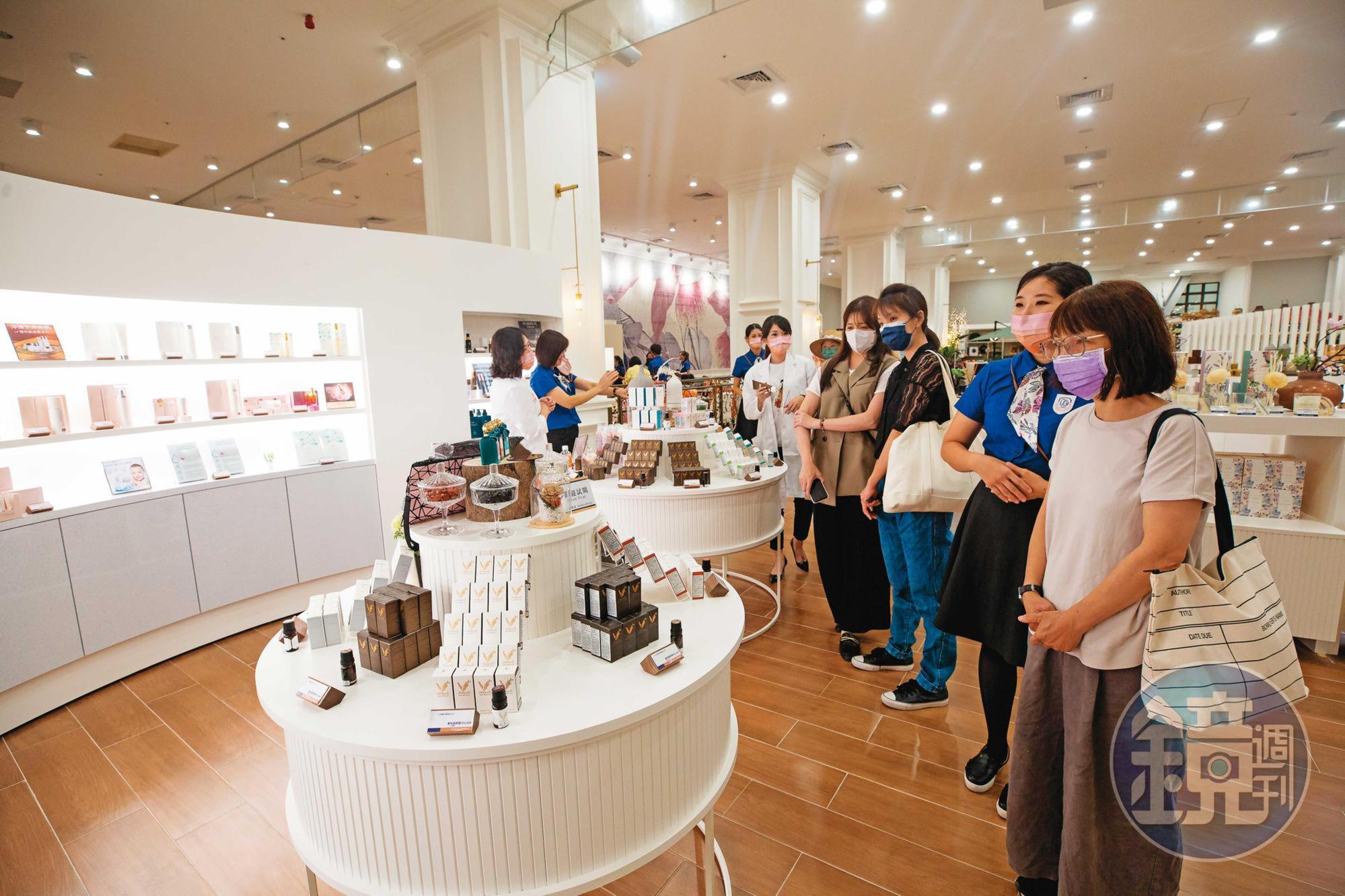 新落成的觀光工廠裡,也有佐登妮絲招牌商品,吸引入園旅客消費一試成主顧。