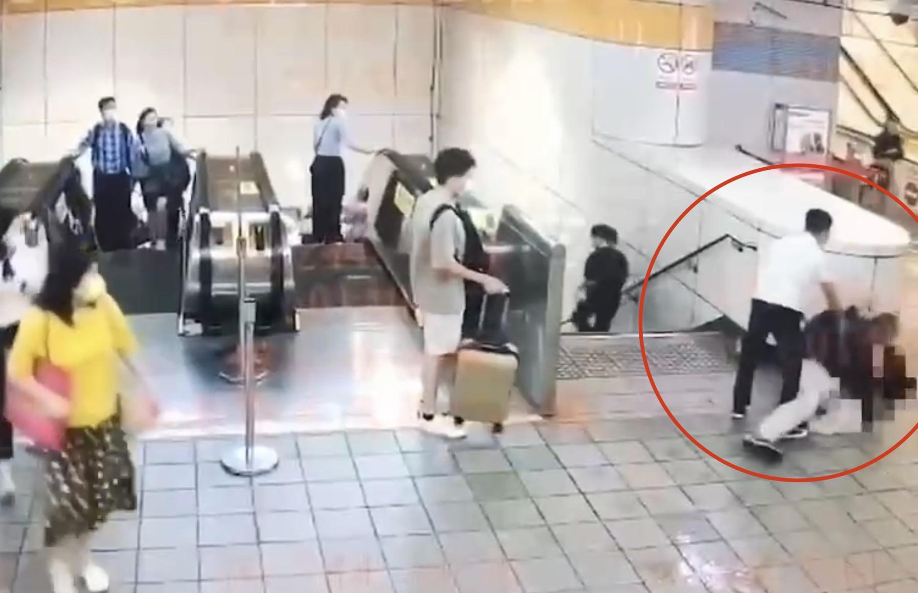 熱心民眾(白褲者)將酒醉王男側摔倒地。(翻攝畫面)