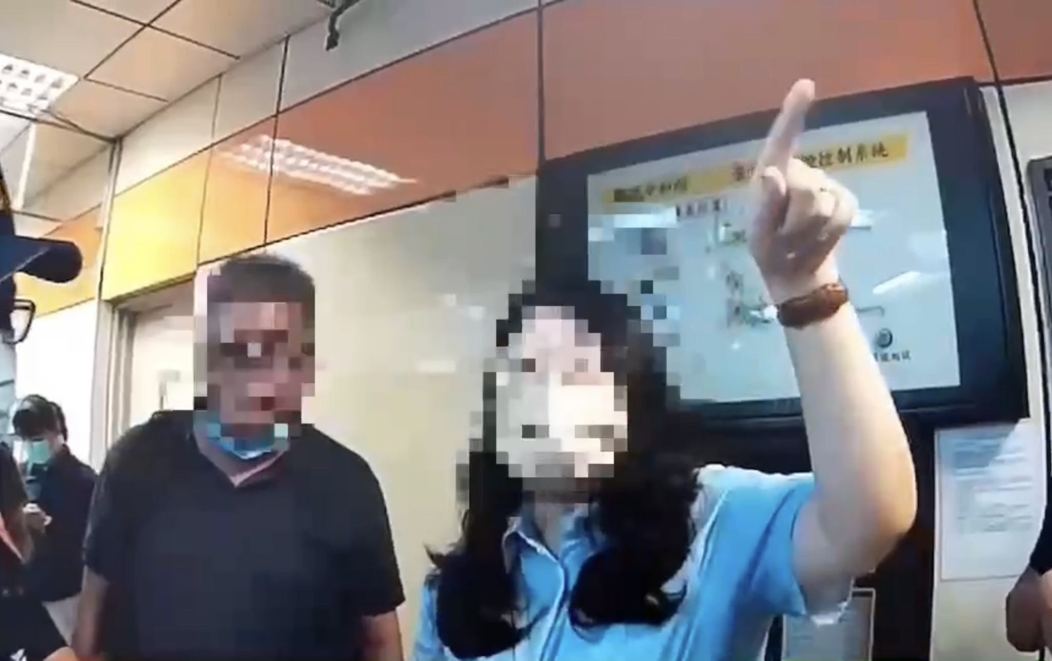 被害蔡女向警方敘述遭騷擾過程。(翻攝畫面)