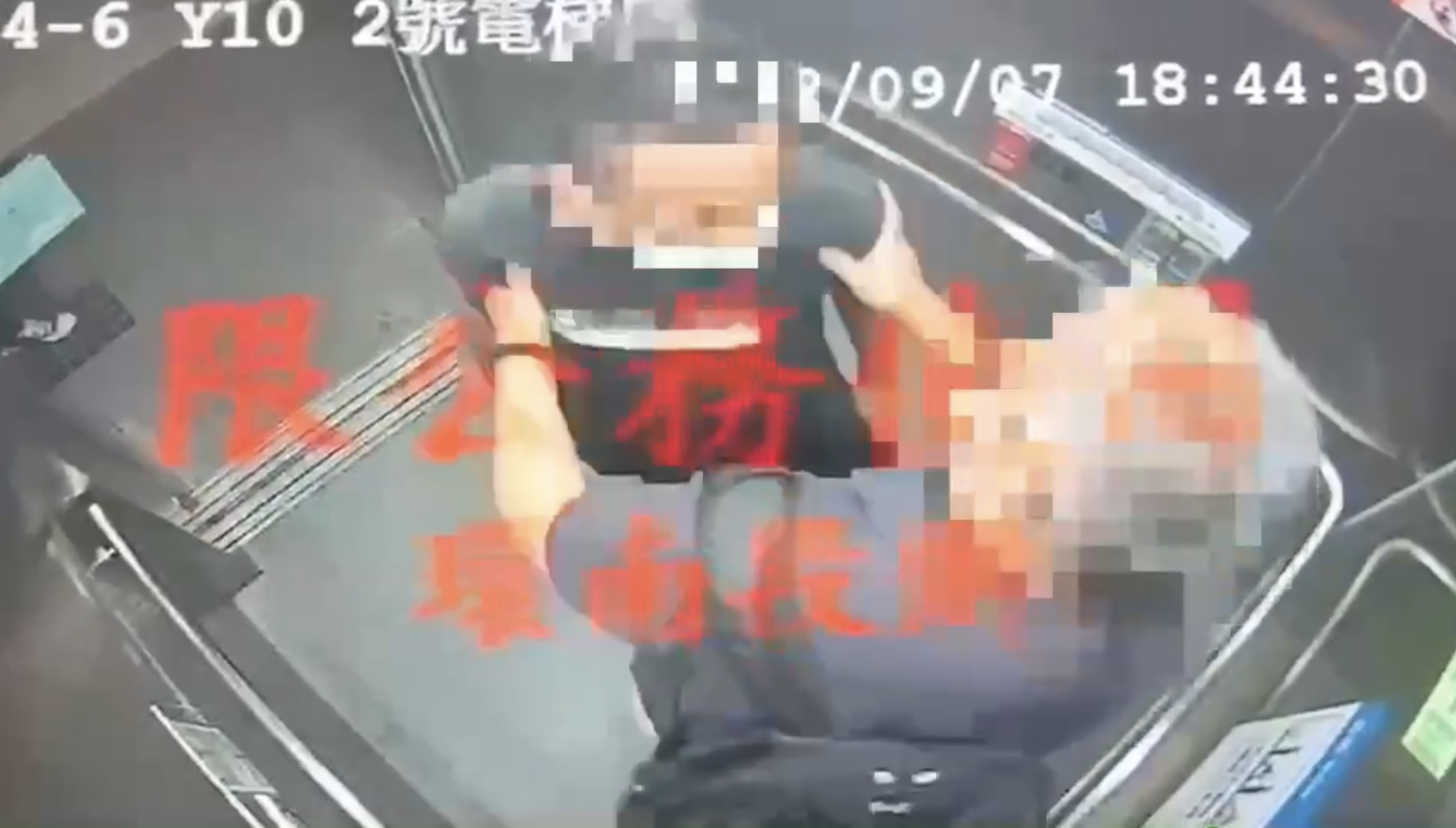 熱心民眾進入電梯內擋住王男,讓蔡女得以離開。(翻攝畫面)
