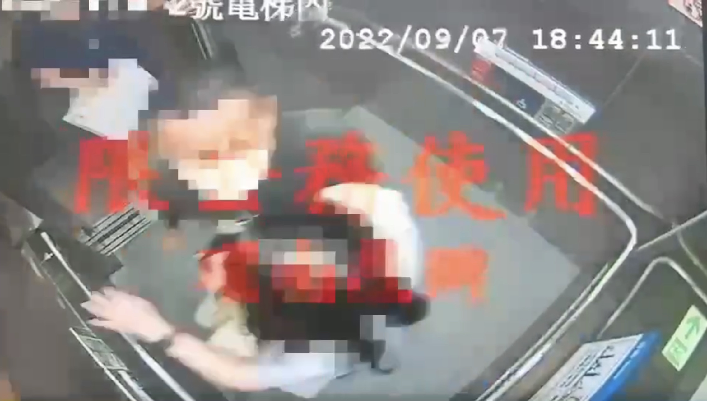 王男尾隨蔡女進入電梯,不斷朝蔡女咆哮。(翻攝畫面)
