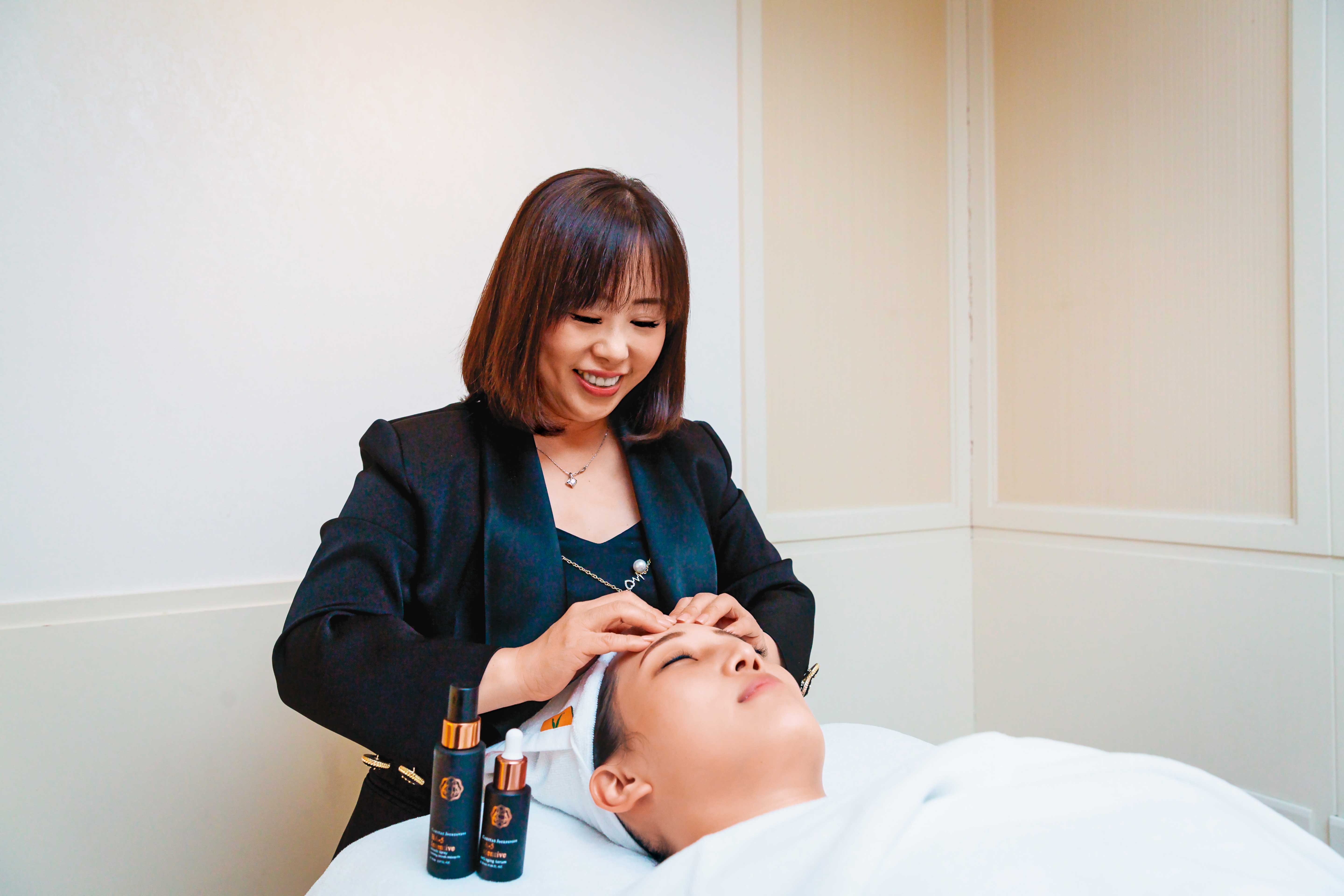 18歲從門市美容師做起，陳佳琦示範起自家Spa服務架式十足。