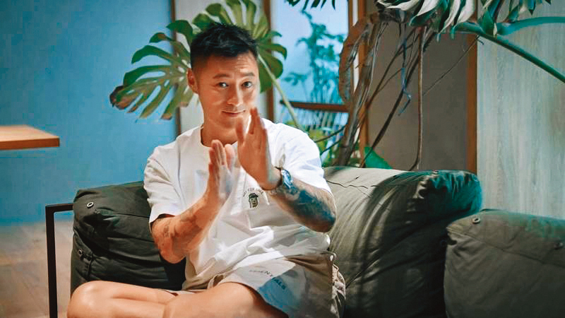 除了潮牌、NFT，余文樂也經營YouTube個人頻道，推出《Inside Out》系列影片，已拍攝了兩季。