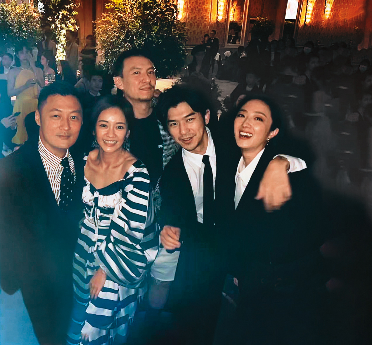 出席楊祐寧婚禮時，余文樂（左起）與陳意涵、張震、陳柏霖和桂綸鎂等好友合照。（翻攝自余文樂IG）