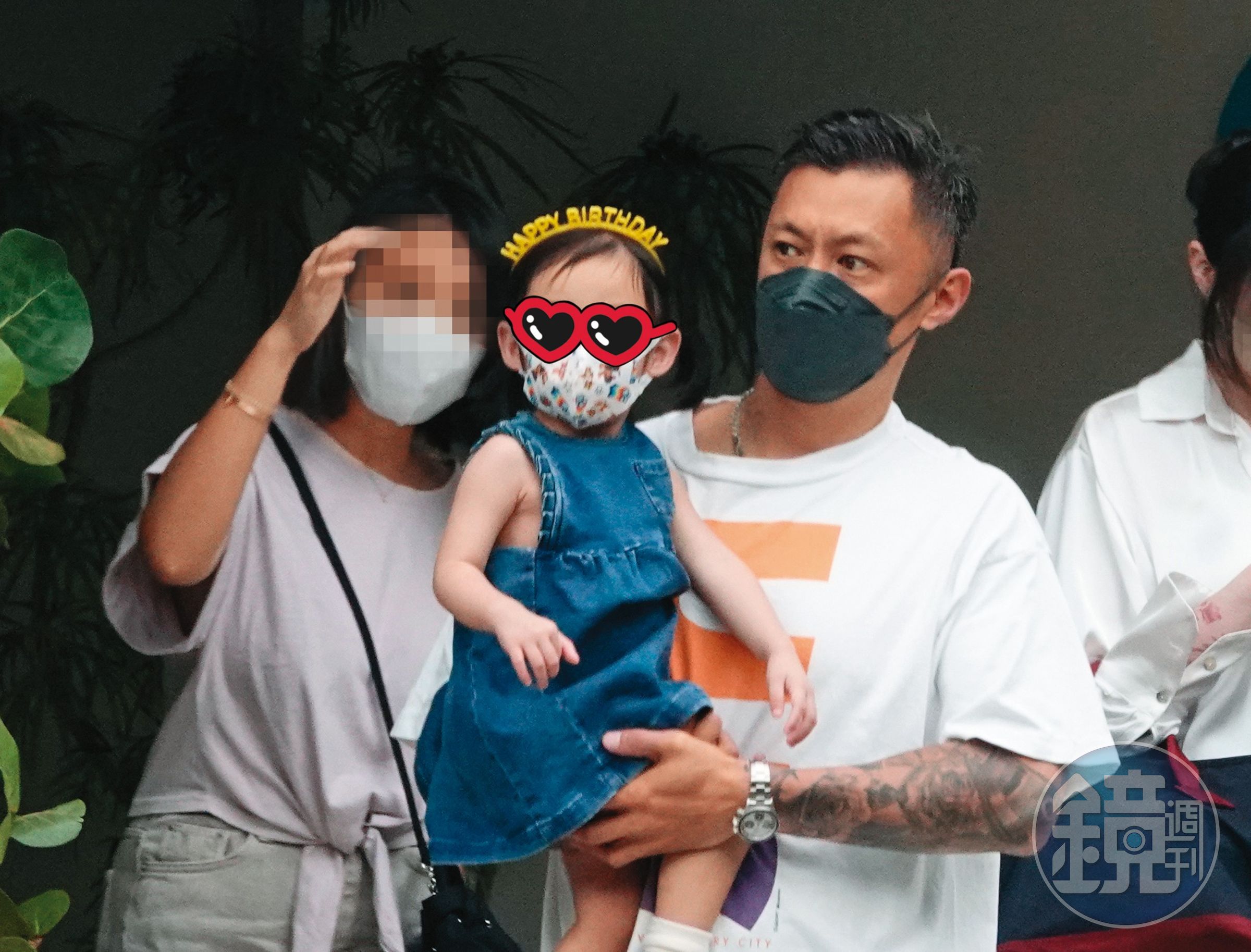 9月15日13：40，余文樂為2歲的女兒慶生，抱著她走出餐廳。