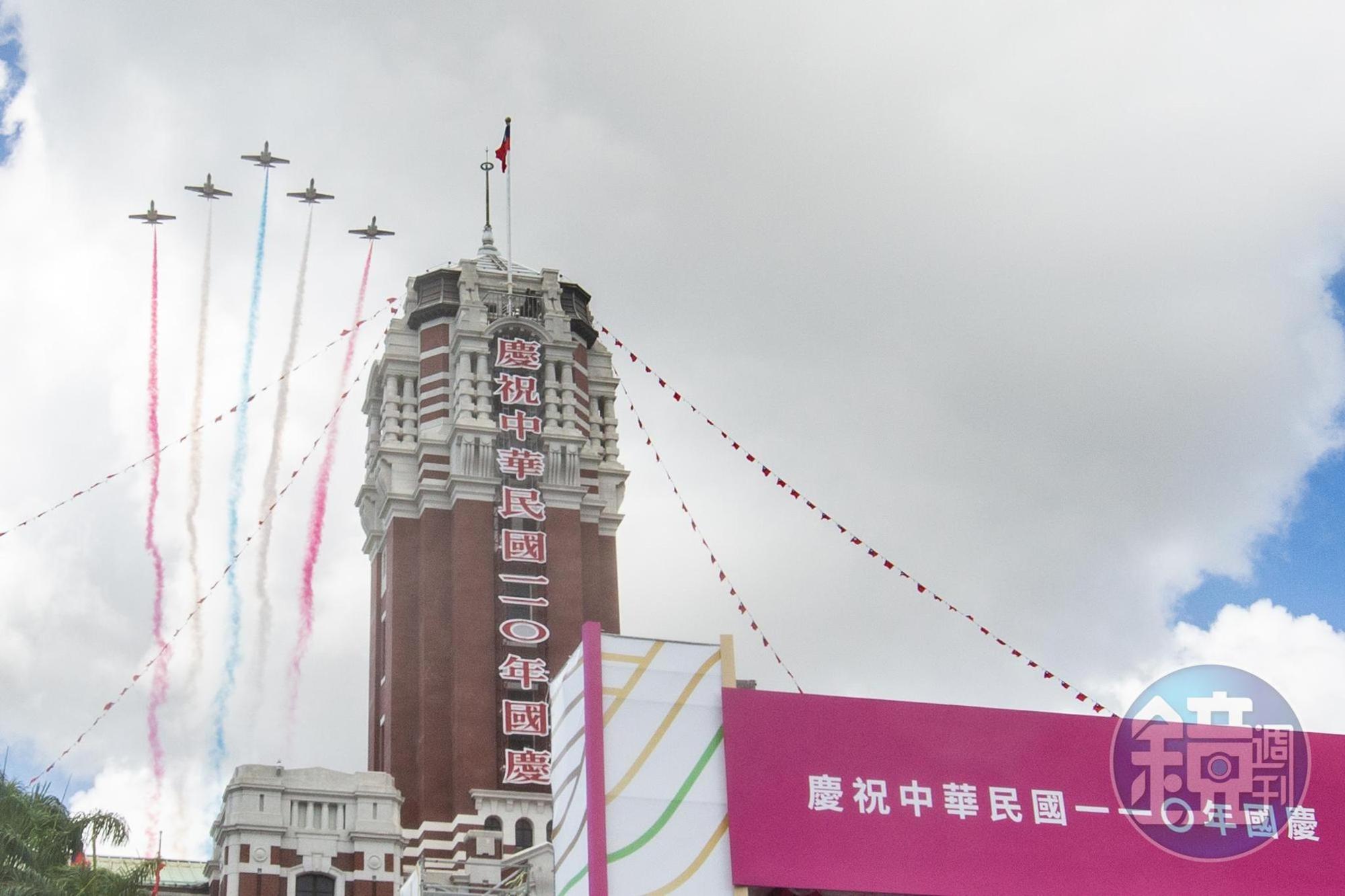 國慶日將近，慶籌會公布交管、空中演習時間；圖為去年國慶日圖。（本刊資料照）