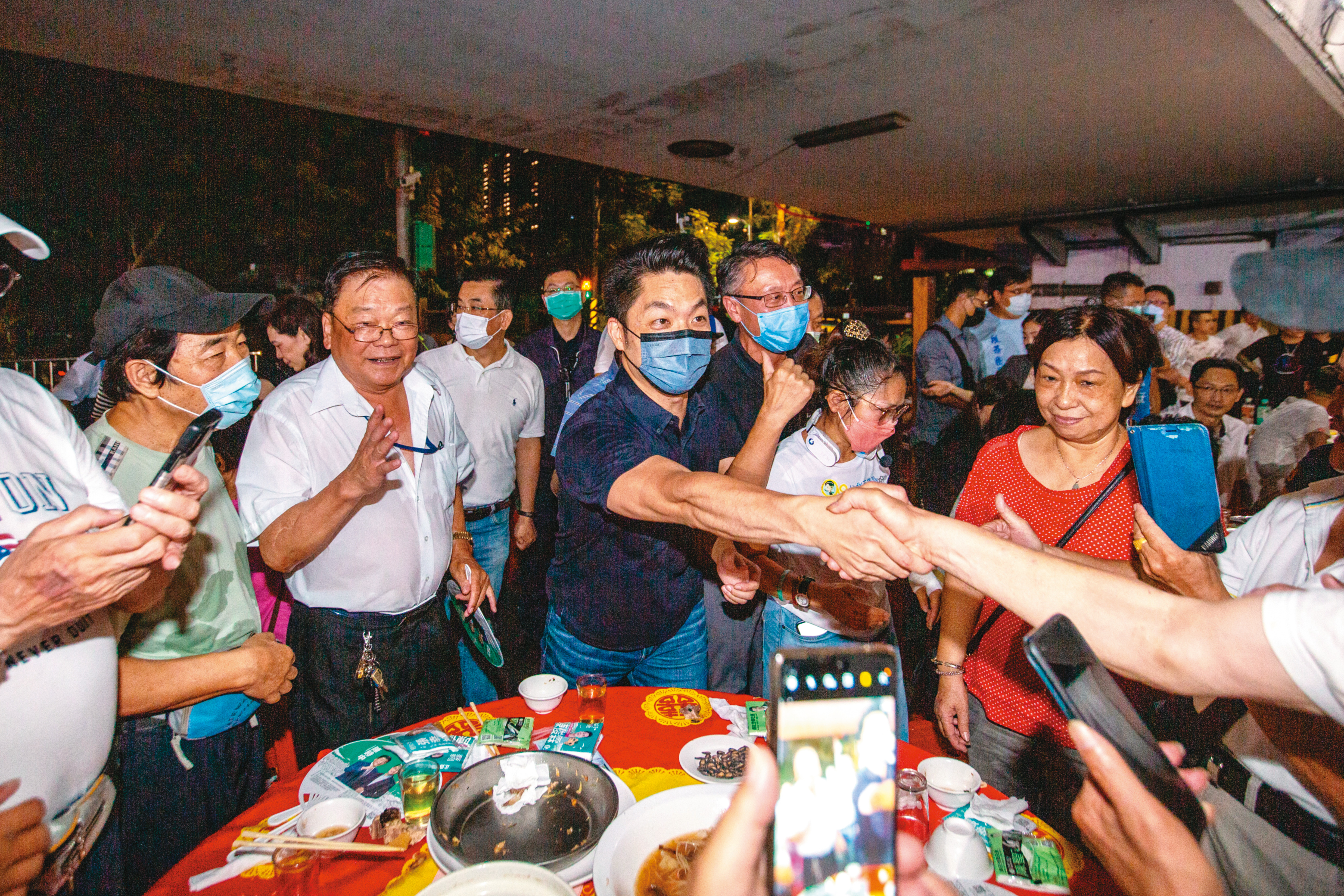選戰進入倒數2個月，蔣萬安近日勤跑基層，與民眾互動。（翁睿坤攝）