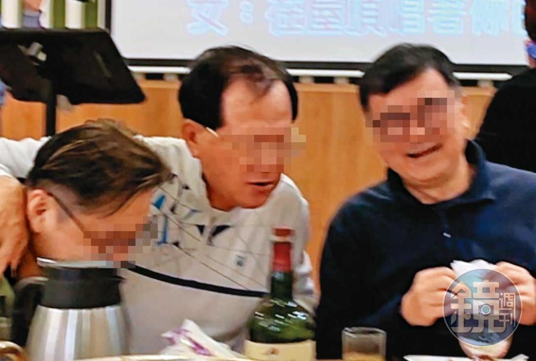 清大EMBA楊姓學生（中）常與系主任等人吃飯喝酒，關係不錯。（讀者提供）
