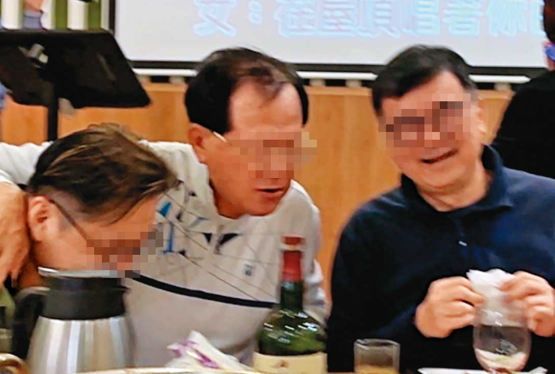 清大EMBA楊姓學生(中)常與系主任等人吃飯喝酒,關係不錯。(讀者提供)