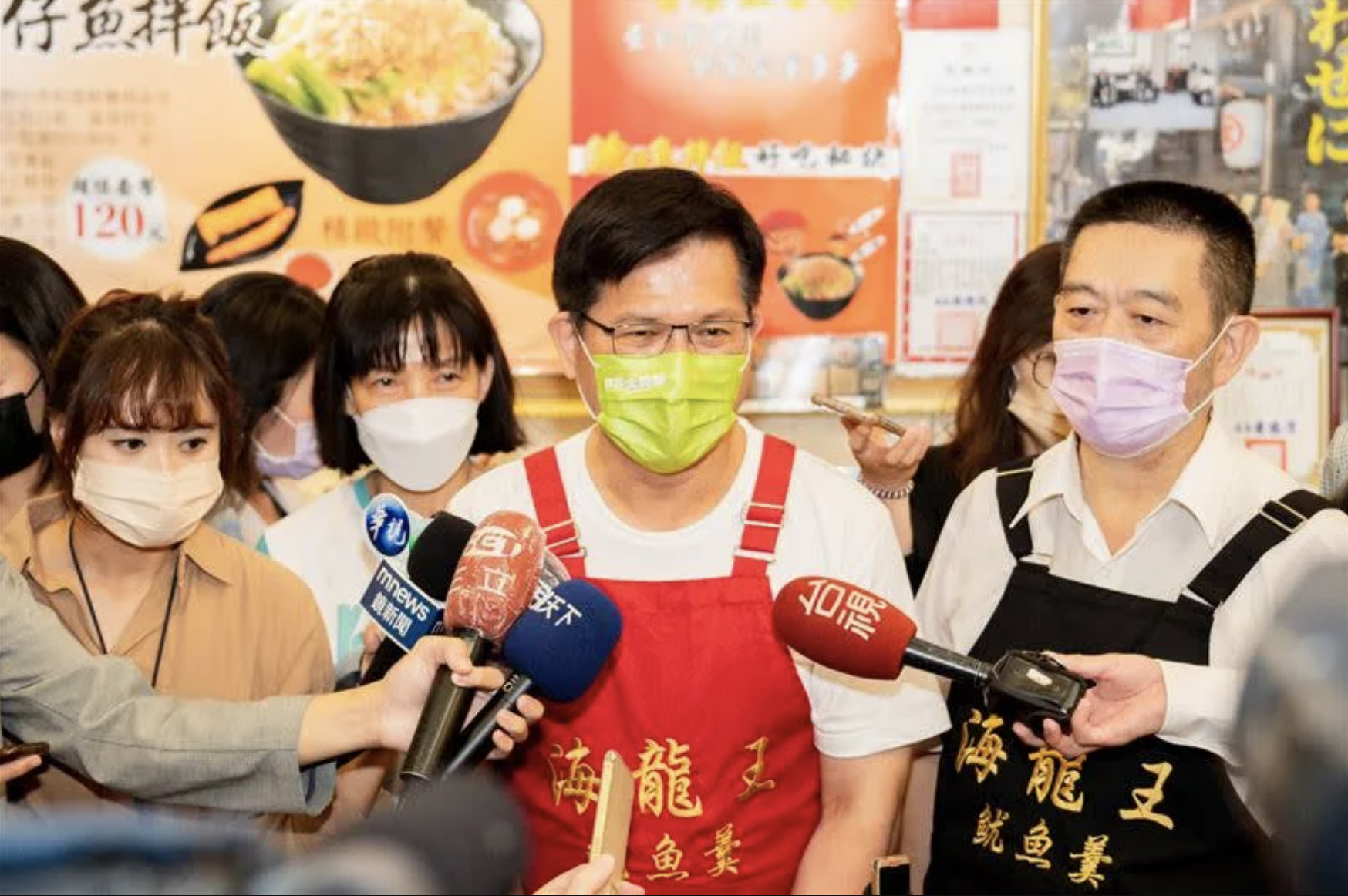 林佳龍26日到汐止區排隊美食魷魚羹店進行義賣。（林佳龍競辦提供）