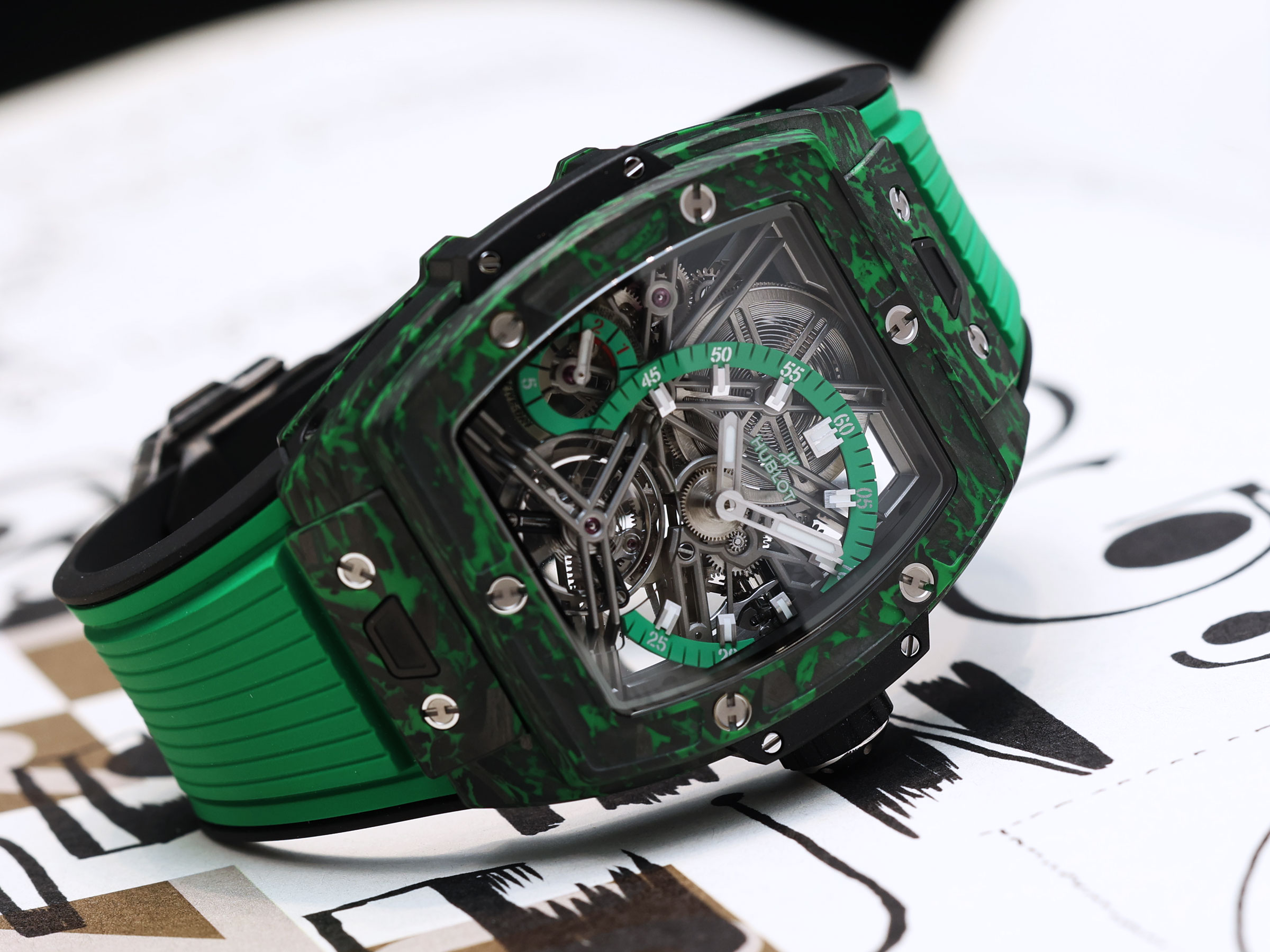 【新錶2022】這抹綠很不一樣！HUBLOT全新羅勒綠陀飛輪碳纖維腕錶