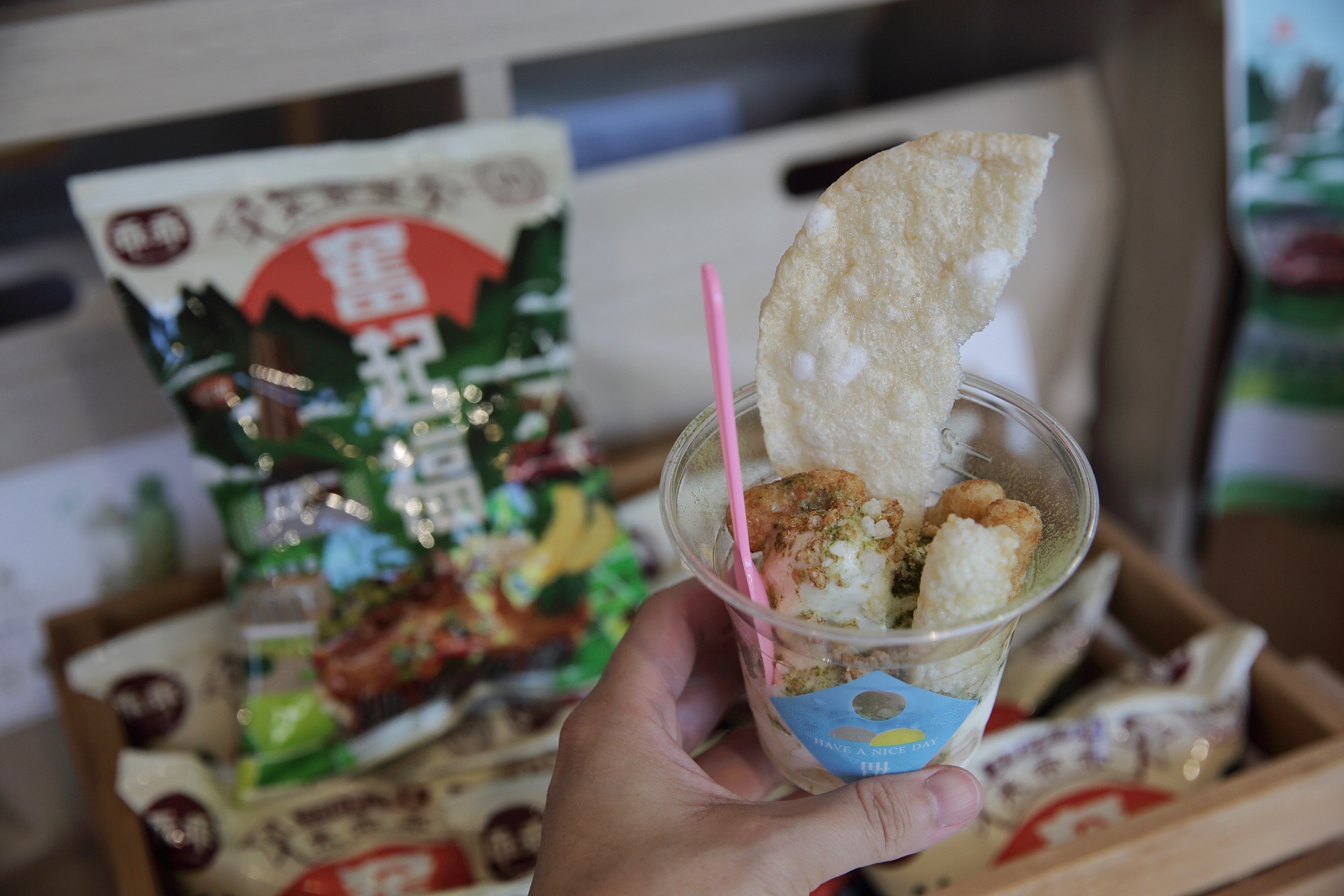 可以吃到各種米餅的「阿里山日出霜淇淋」。（100元／杯）