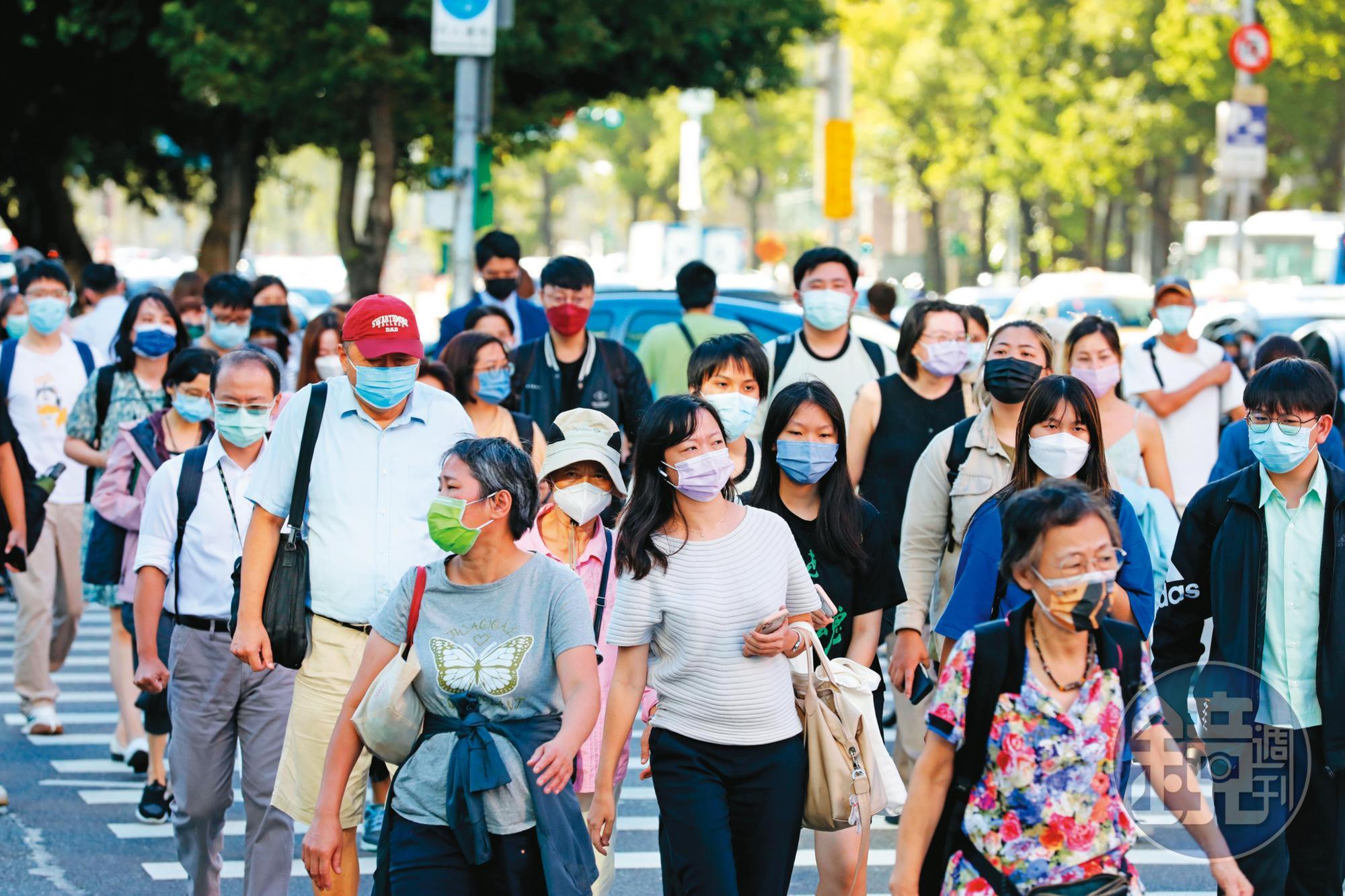 全民投入防疫已2年多,戶外一定要戴口罩這項禁令最快11月可望解除。