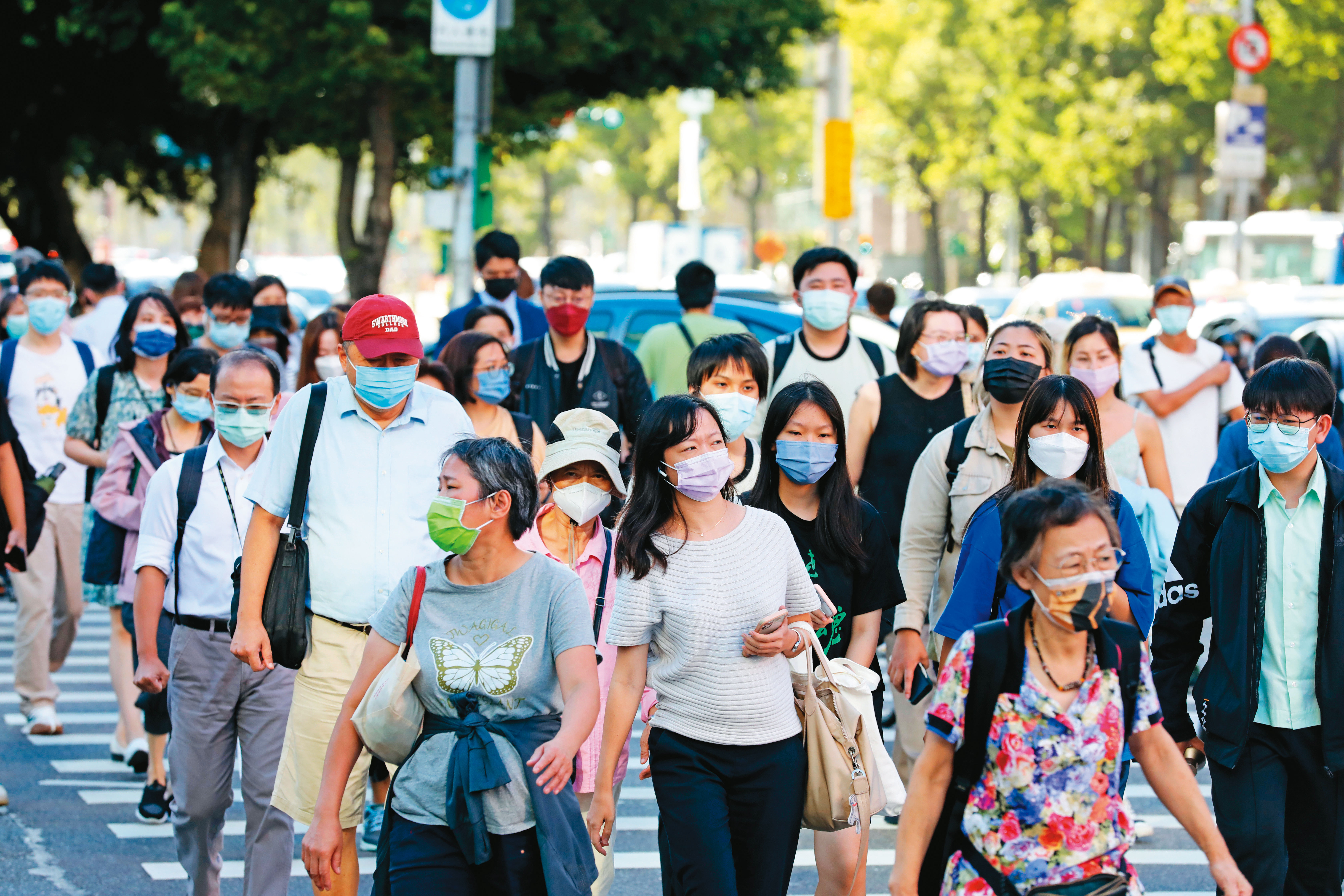 全民投入防疫已2年多,戶外一定要戴口罩這項禁令最快11月可望解除。