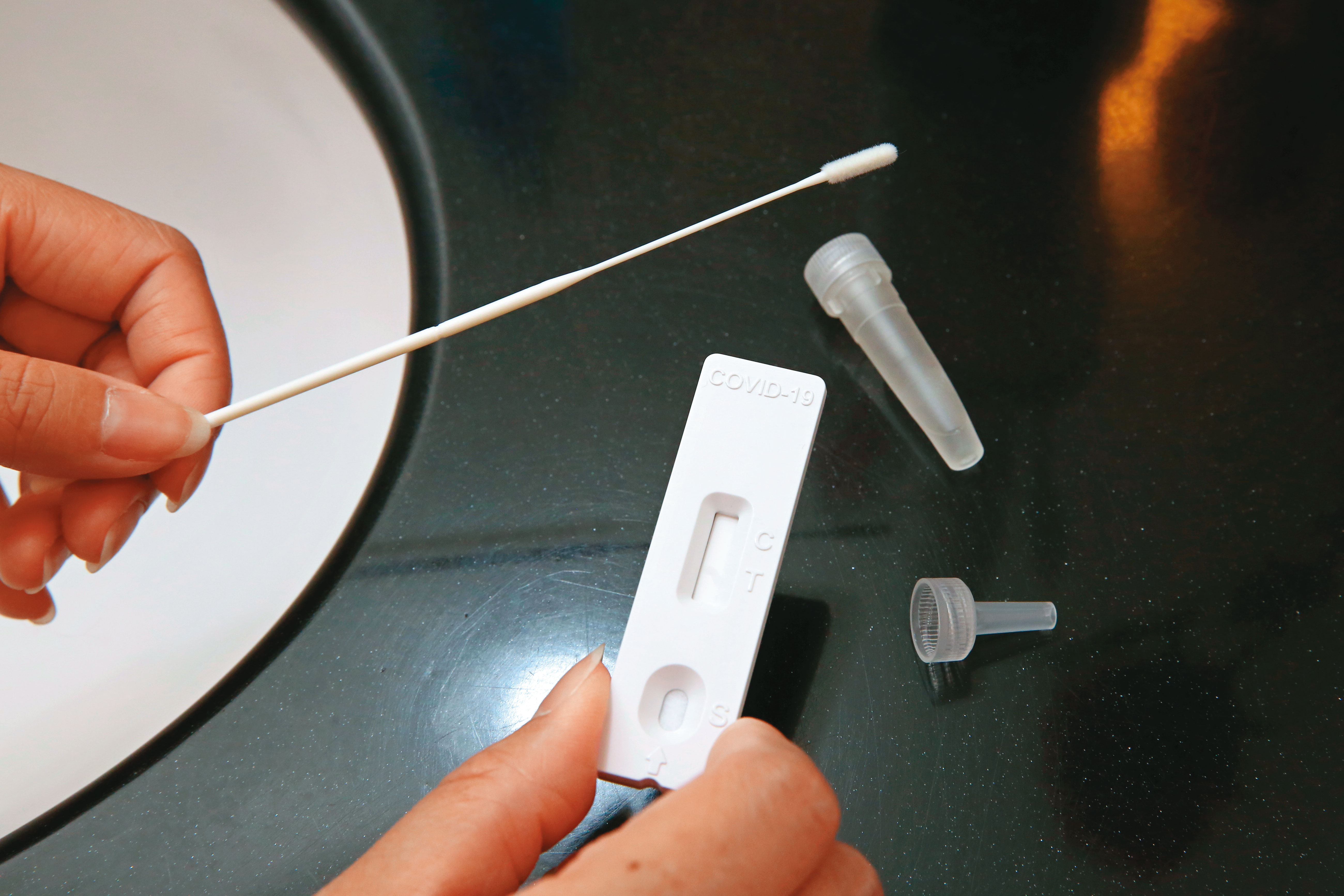 邊境解封後，將取消機場唾液PCR，改發4劑快篩讓入境者自行篩檢。
