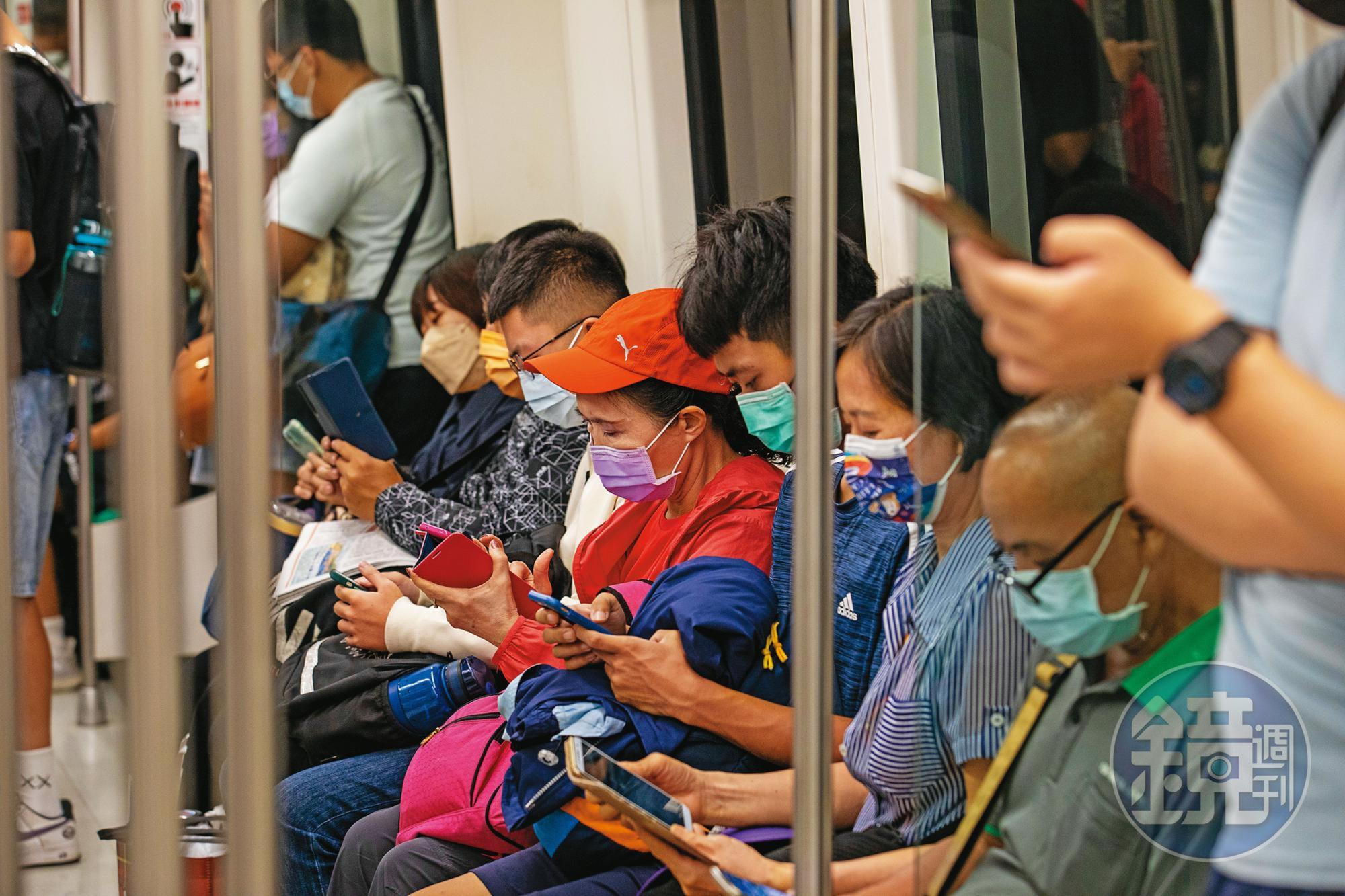 口罩令放寬為負面表列後,大眾運輸仍可能須戴口罩。