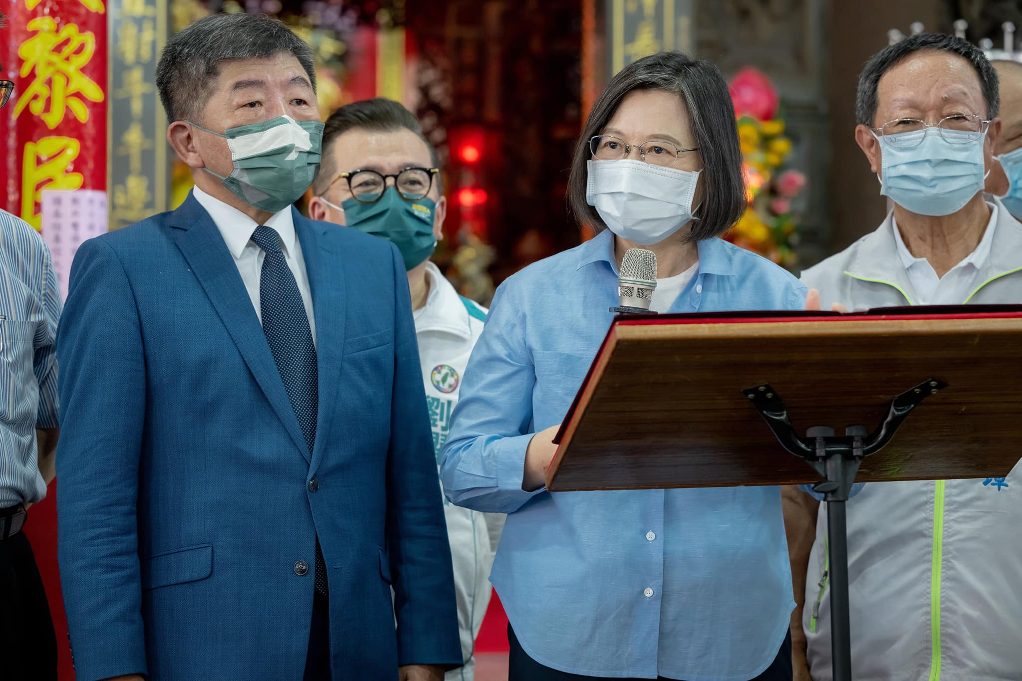 蔡英文親自幫陳時中催票。（翻攝蔡英文臉書）