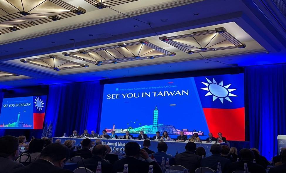 我國法官協會赴以色列參家國際法官協會年會,中華民國國旗在會中飄揚。(法官協會提供)