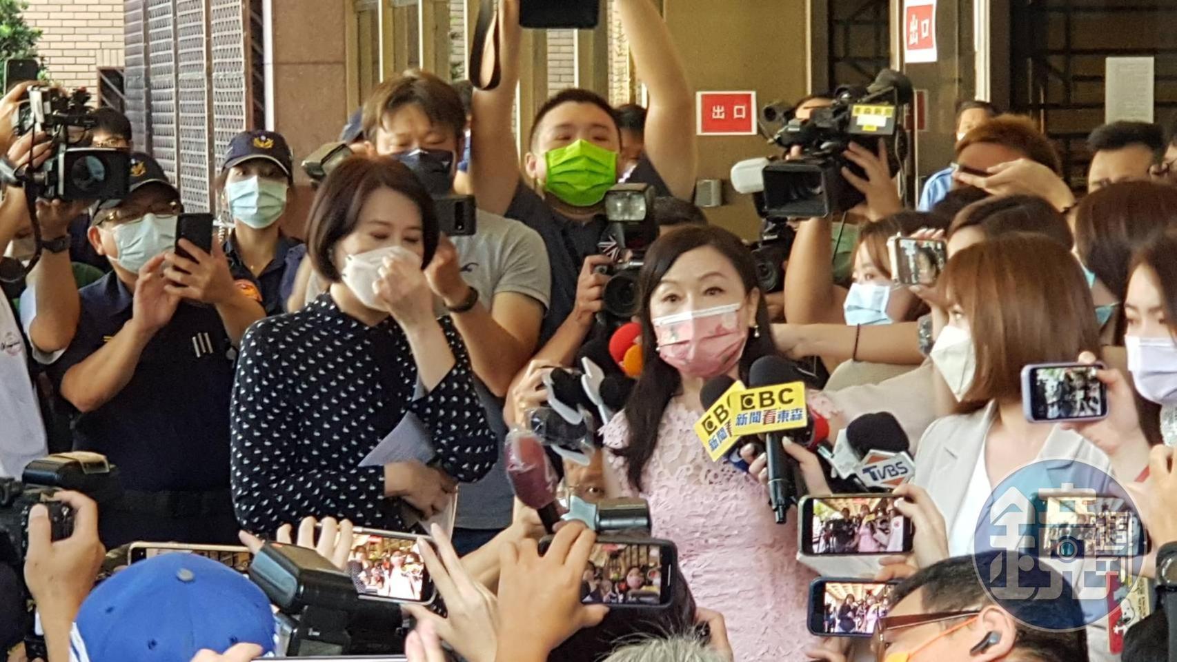 王鴻薇與周玉蔻昨天在北檢門口爆發口角衝突。