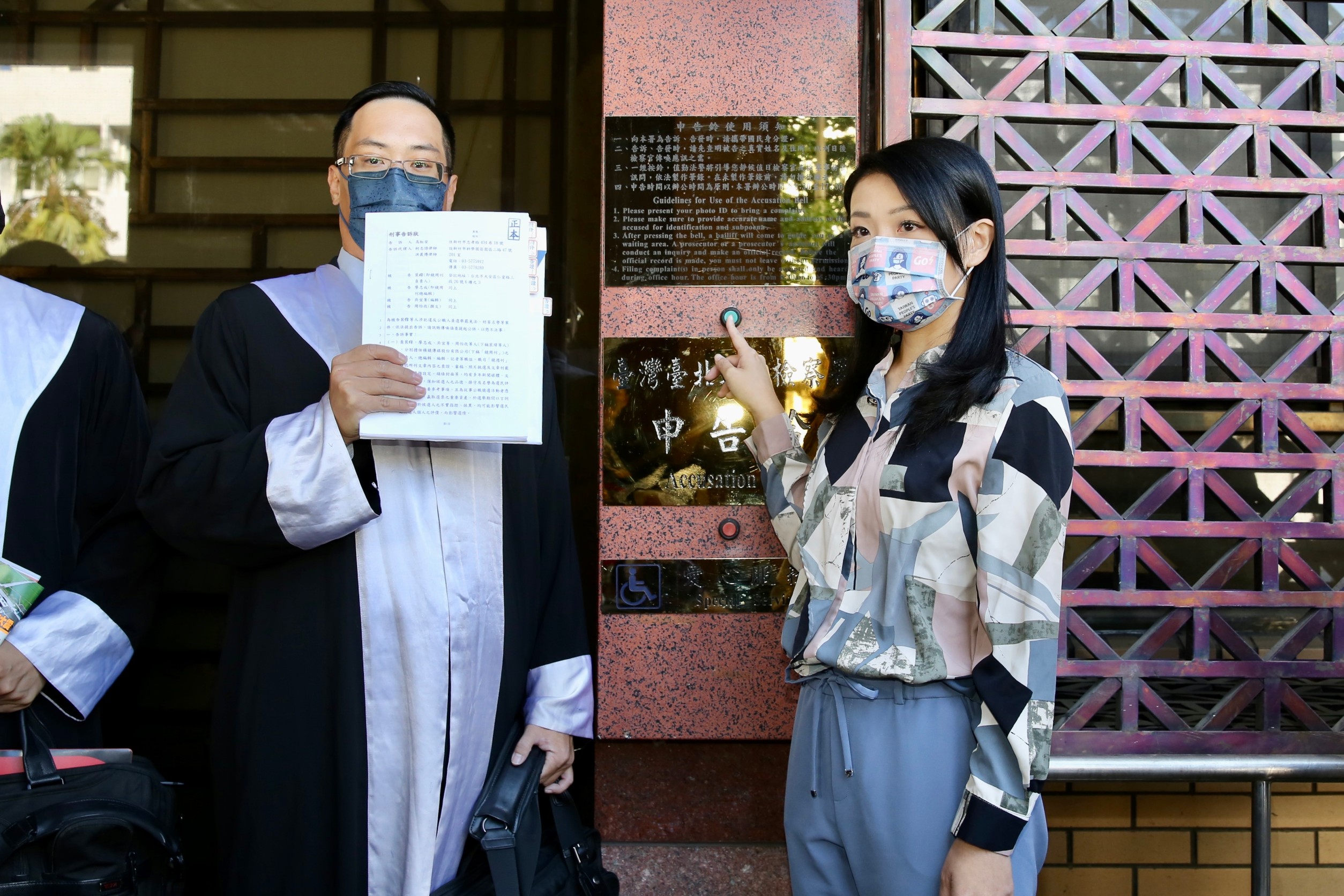 民眾黨籍新竹市長參選人高虹安，今天（27日）上午赴北檢提告《鏡週刊》，對此《鏡週刊》發出聲明表示將提出誣告罪之訴。