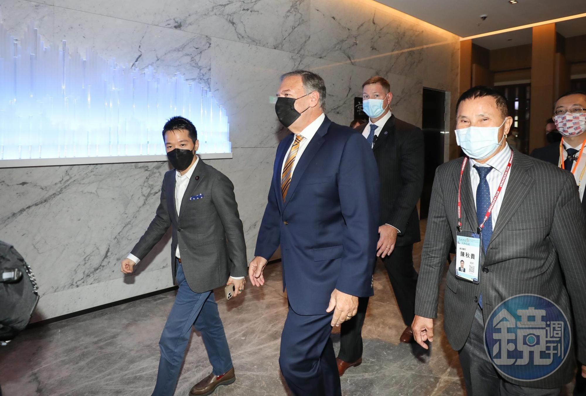 美國前國務卿蓬佩奧(中)今上午在下榻的萬豪酒店會見我國副總統賴清德與高雄市長陳其邁。