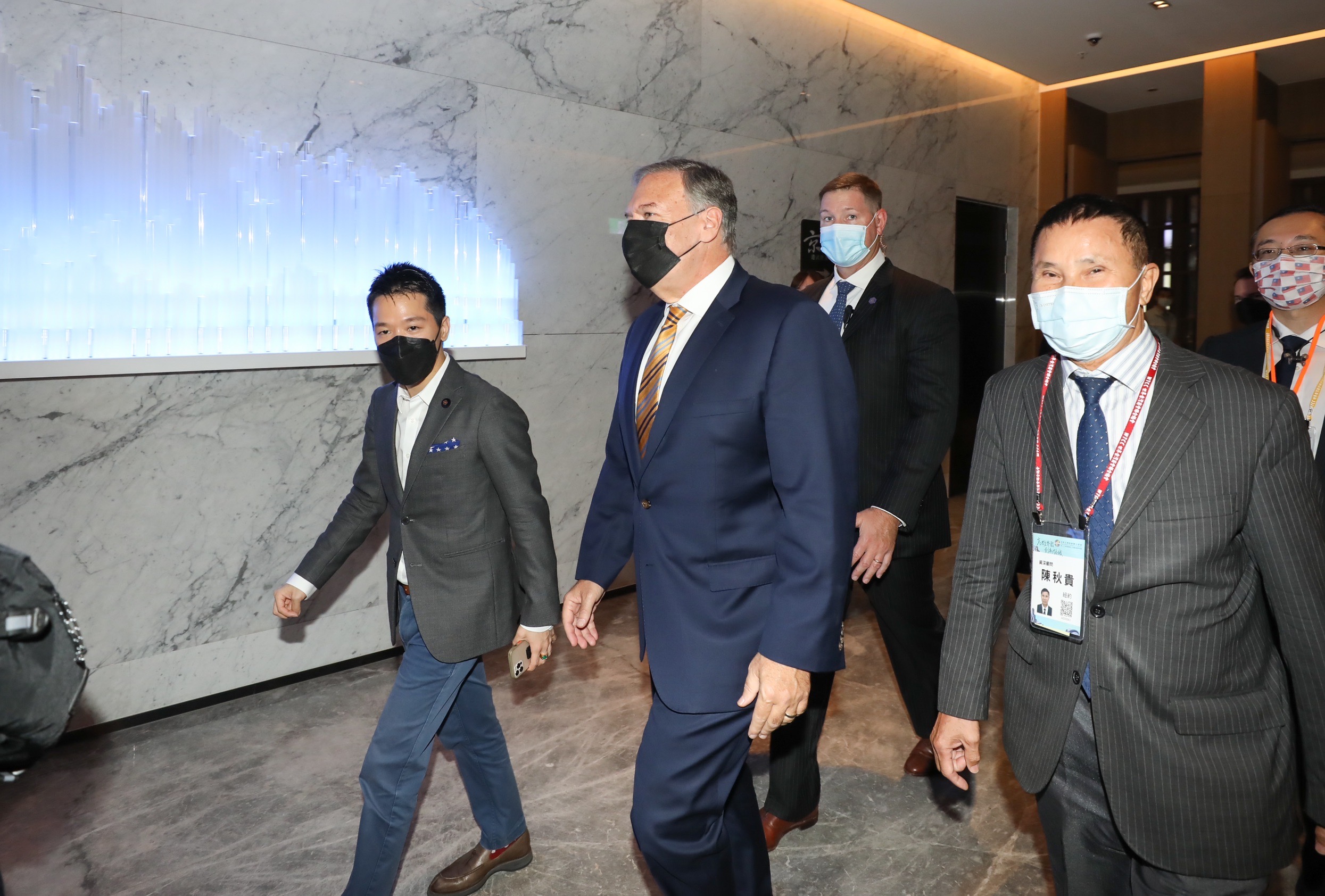 美國前國務卿蓬佩奧（中）今上午在下榻的萬豪酒店會見我國副總統賴清德與高雄市長陳其邁。