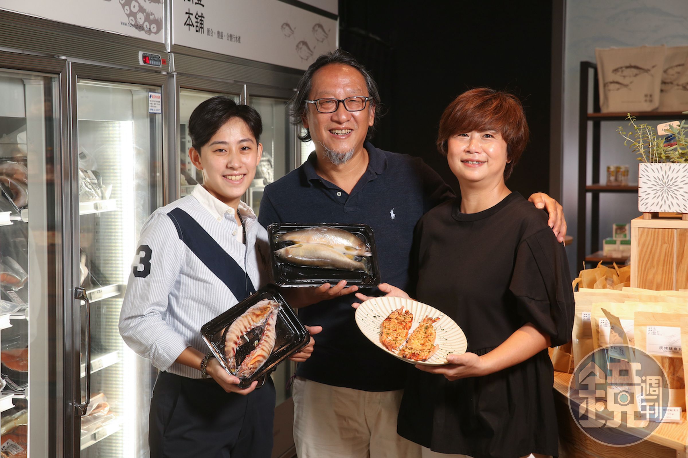 品牌創辦人蔡志杰（中）與擔任料理設計的太太邱淑芳（右）及行銷長的女兒蔡雅淳（左），二代共同經營海陸選品品牌。