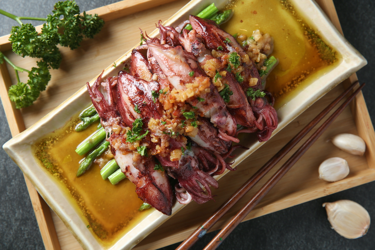 「蒜香油封小卷」以綿稠蒜香，為鮮甜海味增添醇厚感。（160元／份）