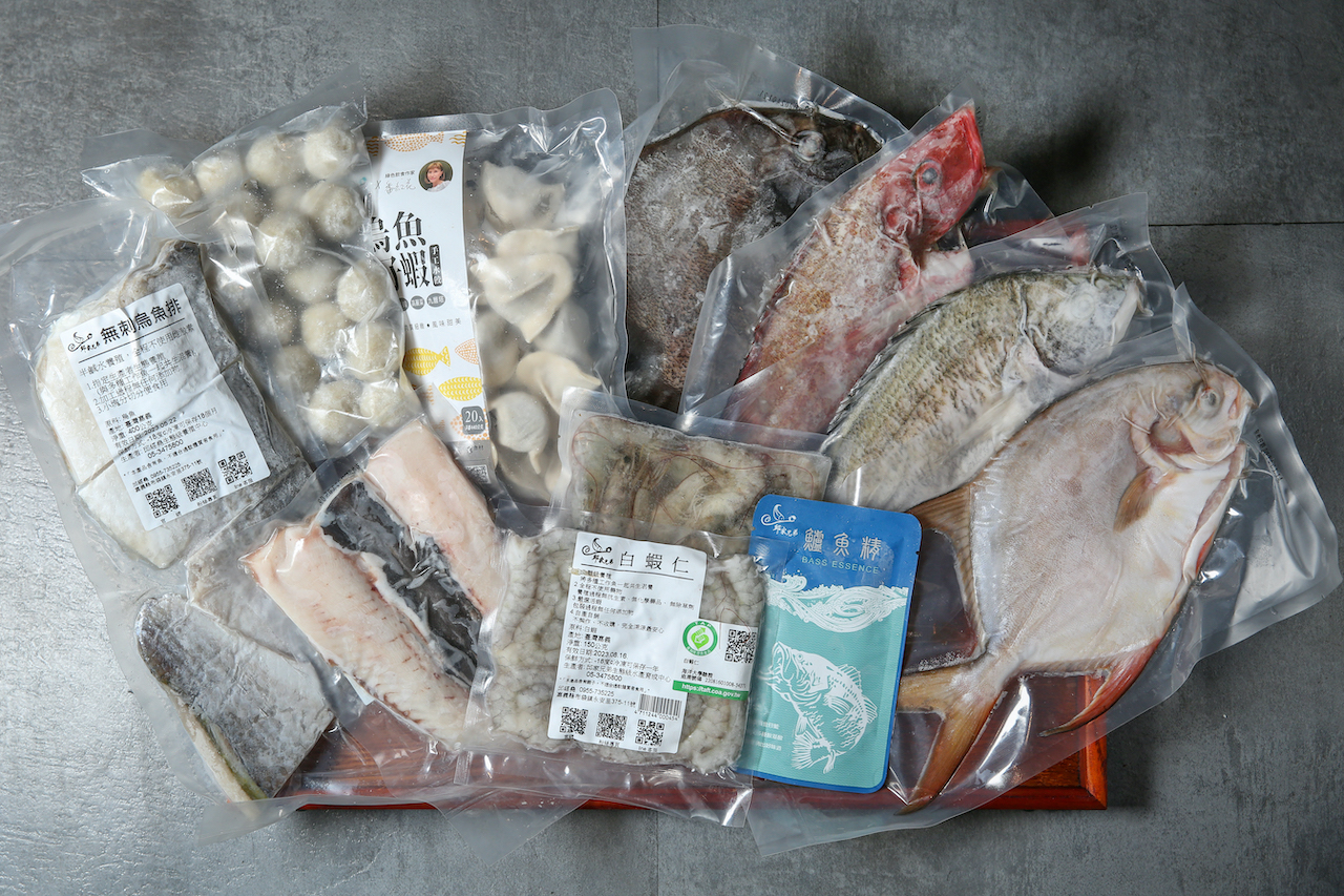 邱家兄弟的冷錬品質夠好，可把鮮凍的全魚、魚排、魚丸、海鮮水餃及去殼白蝦仁送到家。（單片180元起～380元；圖中拍攝約2,500元／箱。）