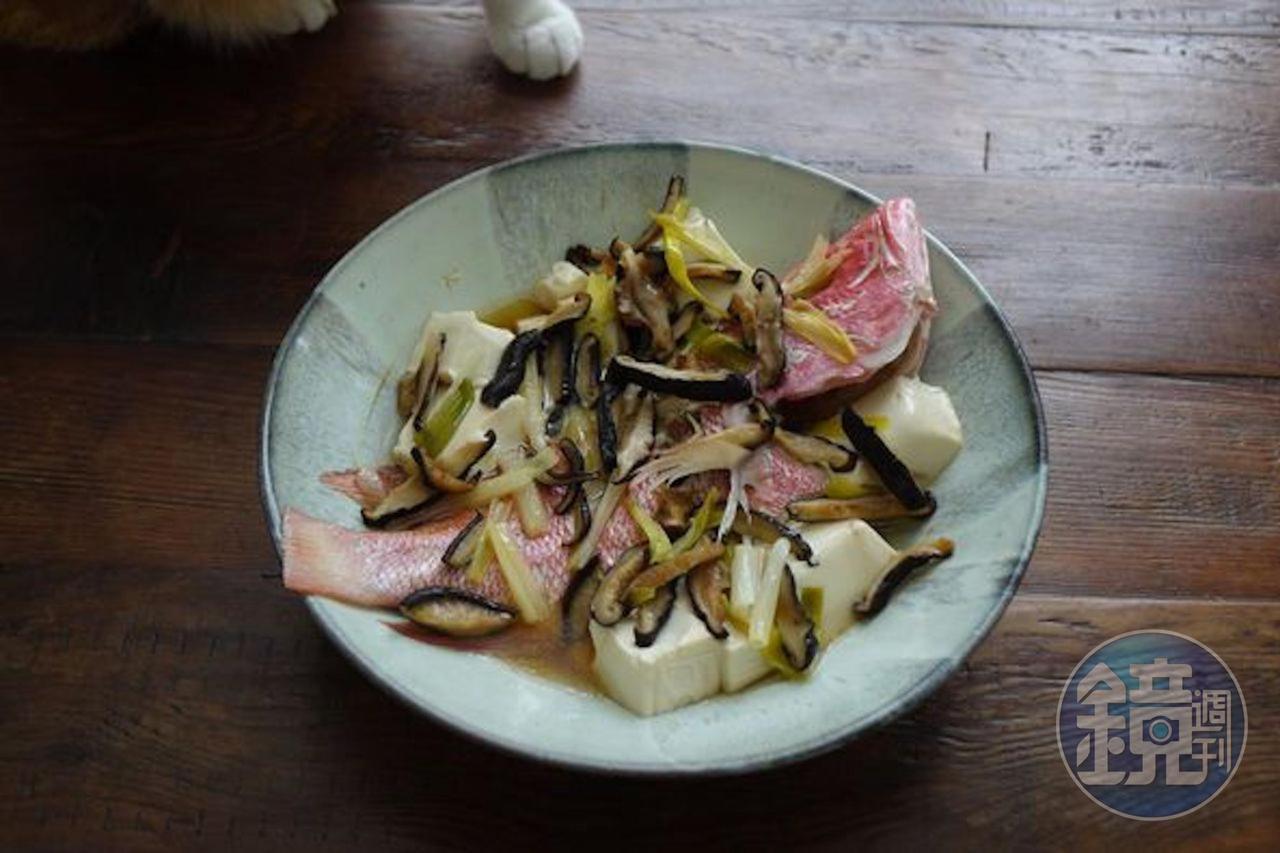 半鹹水養殖的「紅紋笛鯛」肉質細嫩,氣味乾淨,用清蒸的可表現原味清甜。