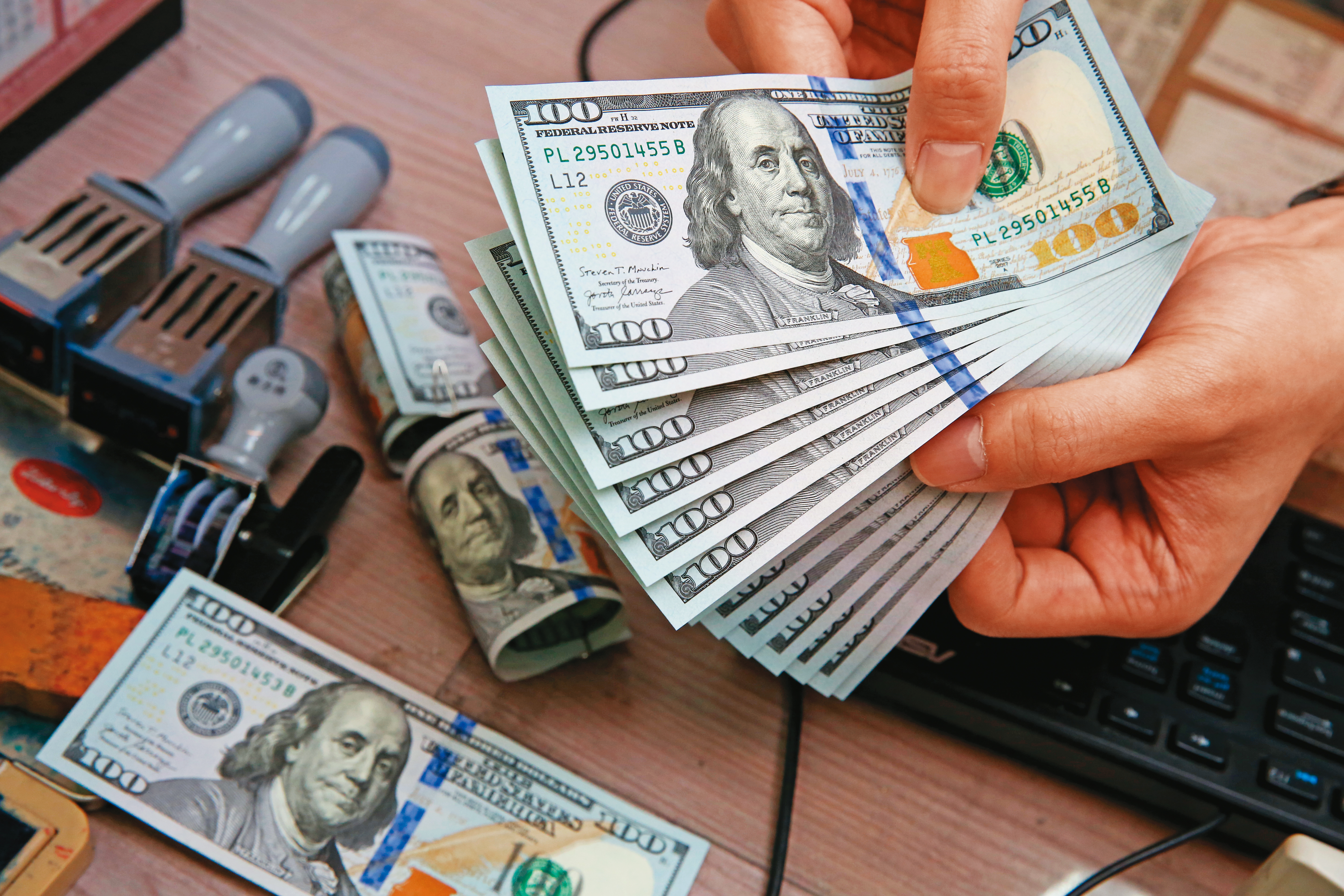 羅瑋警告，一旦美元持續強勢到明年下半年，新興市場承受的風險，將比2008年金融海嘯更嚴重。