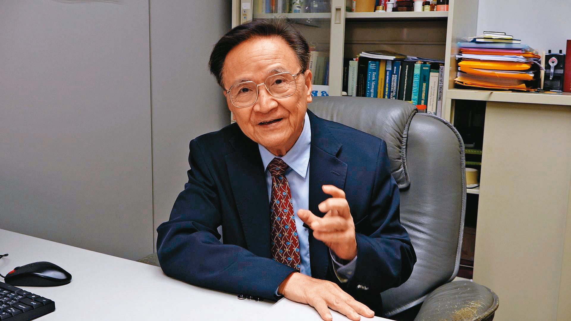 殷乃平示警，「明年全球經濟會陷入衰退，台灣經濟也會受影響，大家要有心理準備，明年可能要過苦日子。」