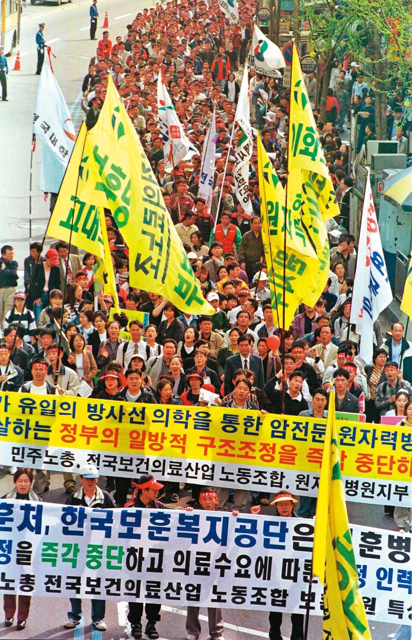 1997年發生亞洲金融風暴，隔年韓國民眾走上街頭抗議。（達志影像）