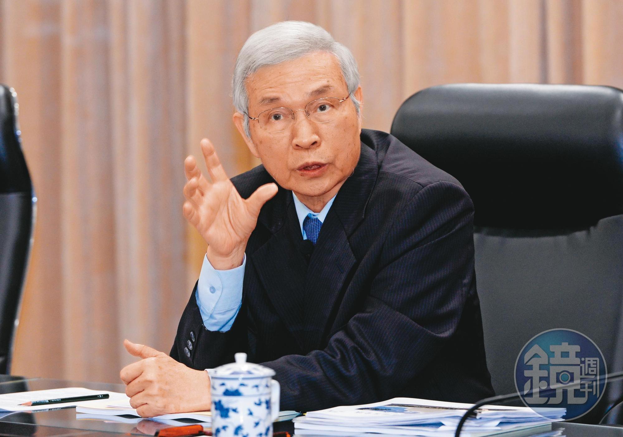 央行近日陸續放行海外壽險公司匯回海外孳息,希望組成「守匯國家隊」,協助央行穩匯行列。圖為央行總裁楊金龍。