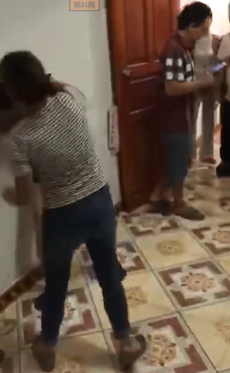 正宮把出軌夫打得不要不要的。（翻自《黑料不打烊》）