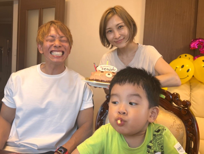 伊藤強調,3人的全家福開心照都是真的。(翻自伊藤部落格)