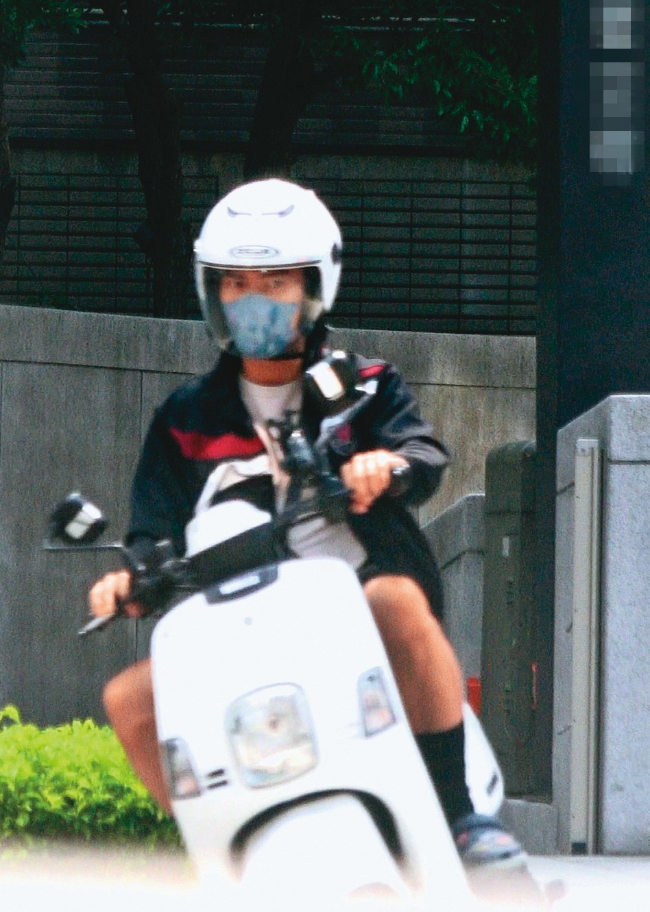 許仁杰隔了9個小時從謝京穎家的停車場騎車出來,進出都用她家車道,而且當天本刊根本沒跟拍他。