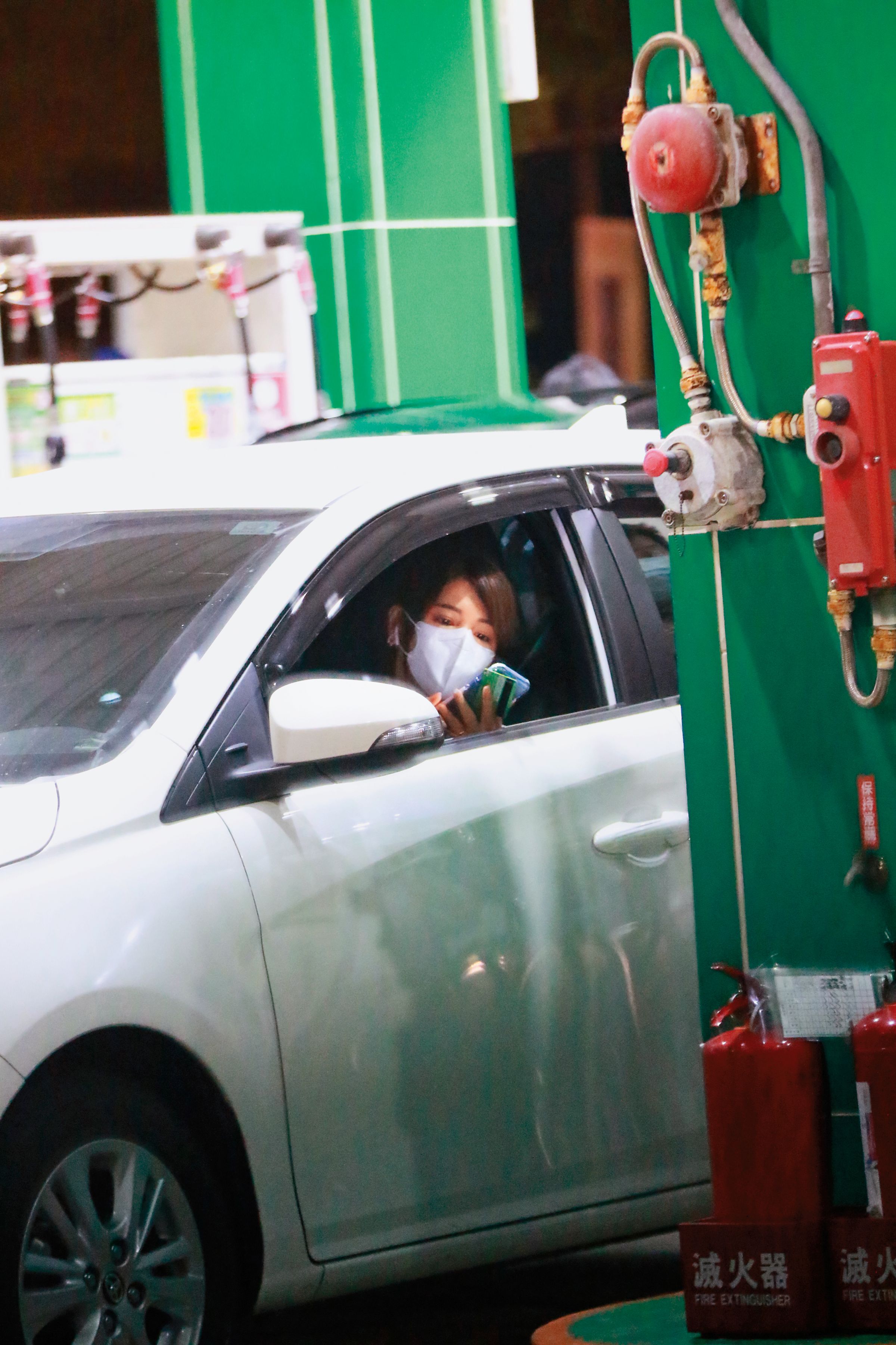 本刊另有照片顯示，謝京穎在車內滑手機等待許仁杰一起進她家的停車場，沒發生所謂給遙控器的情事。