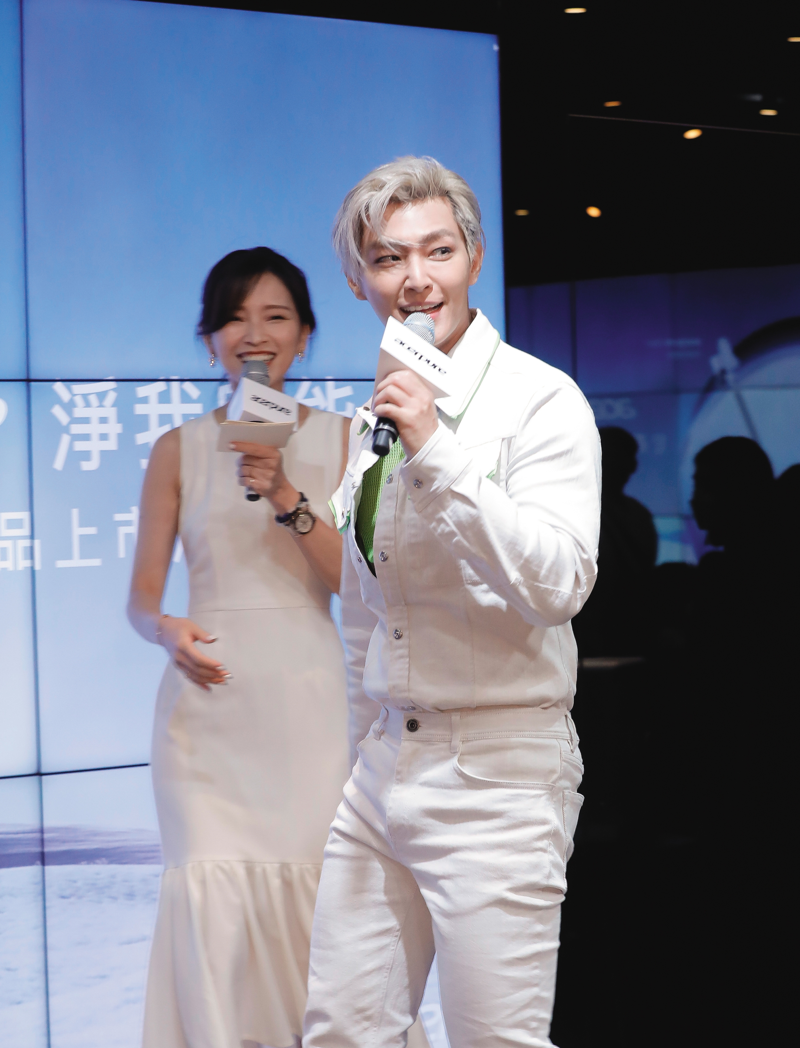 炎亞綸被譽為被唱歌耽誤的地質「先知」,想不到也是凸起一大包(右圖)的「鮮汁」。(驚)