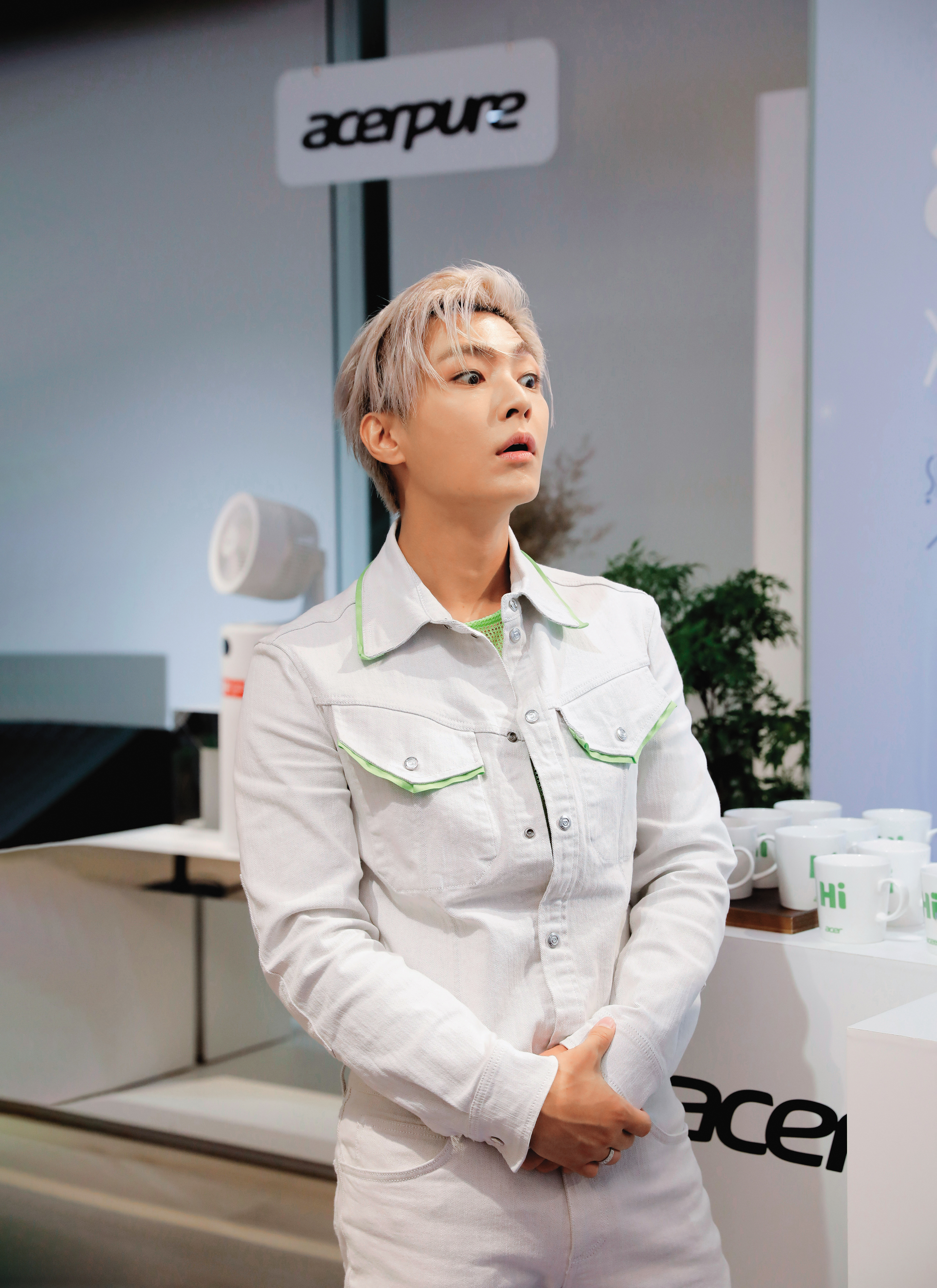 炎亞綸被譽為被唱歌耽誤的地質「先知」,想不到也是凸起一大包(右圖)的「鮮汁」。(驚)