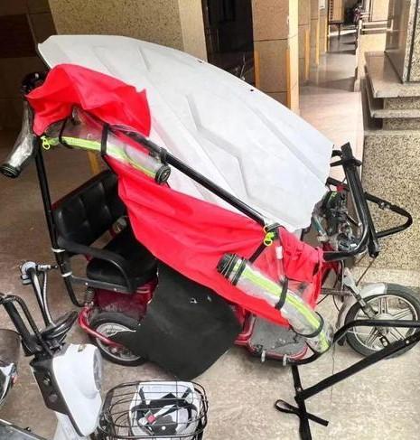 老翁的電動車整台被壓垮。(翻攝自網易新聞)