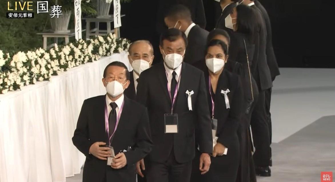 安倍國葬今舉行,以「台灣」唱名代表團!謝長廷、王金平、蘇嘉全獻花。(翻自《日本電視台》畫面)