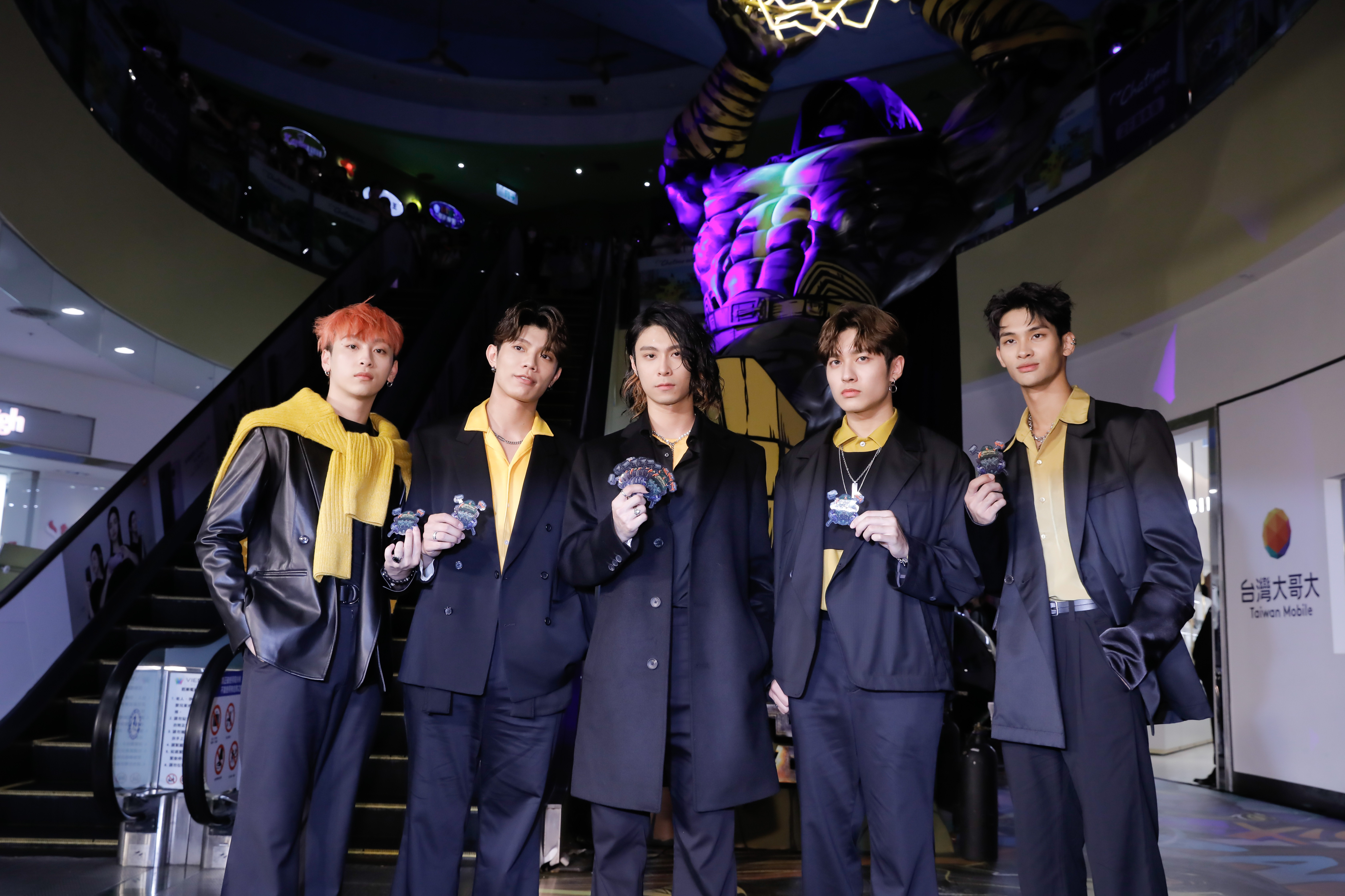 《原子少年》「火星」，曹家齊（左起）、陳峻廷、MAX、李承隆、夏浦洋，一起替信義威秀的黑亞當巨人雕像揭幕。