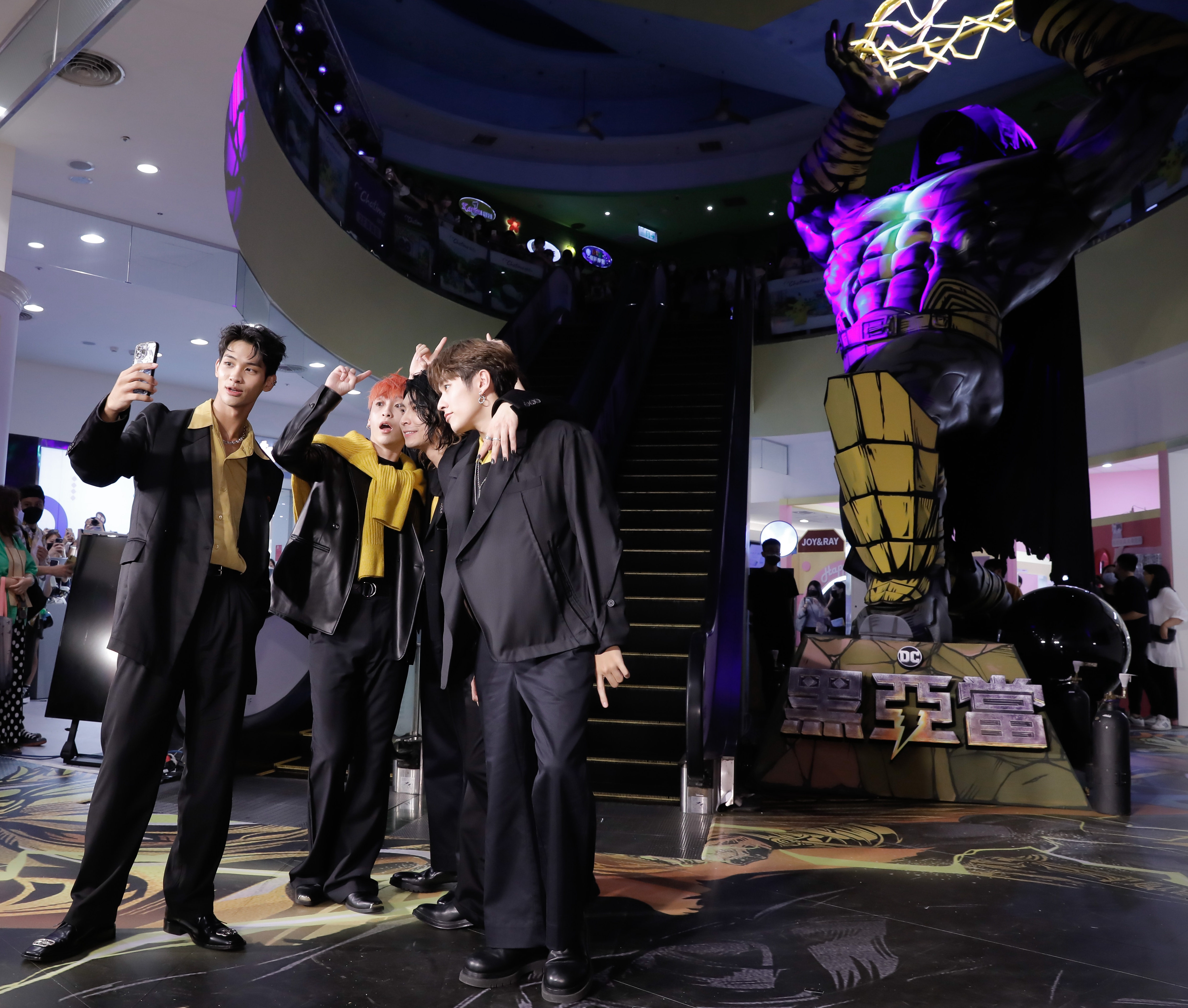 活動結束前,「火星」成員曹家齊(左起)、陳峻廷、MAX、李承隆、夏浦洋一起拍起了限時動態。